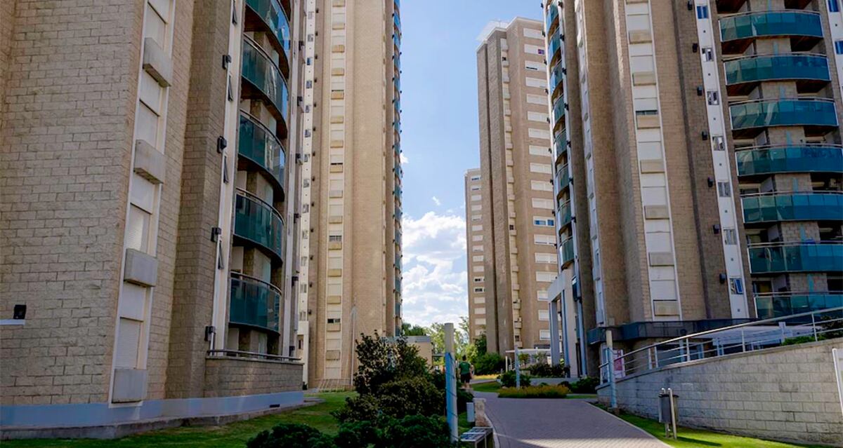 Ciudad Gama viene transformando el corredor Colón desde hace años. Su
propuesta también combina el formato residencial con locales y oficinas.