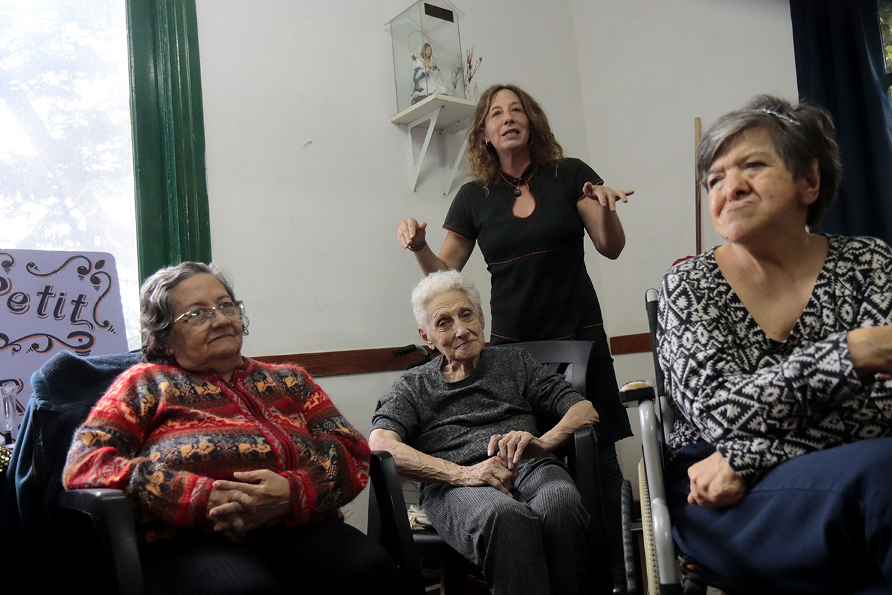 En el geriátrico de Cosquín Residencia Asistida Parque. Implementan una terapia a través del teatro con adultos mayores internados con problemas psiquiátricos. Toda la comunidad, enfermeros, pacientes y demás, son los actores. Y luego participan de fest . Foto Yanina Aguirre / La Voz