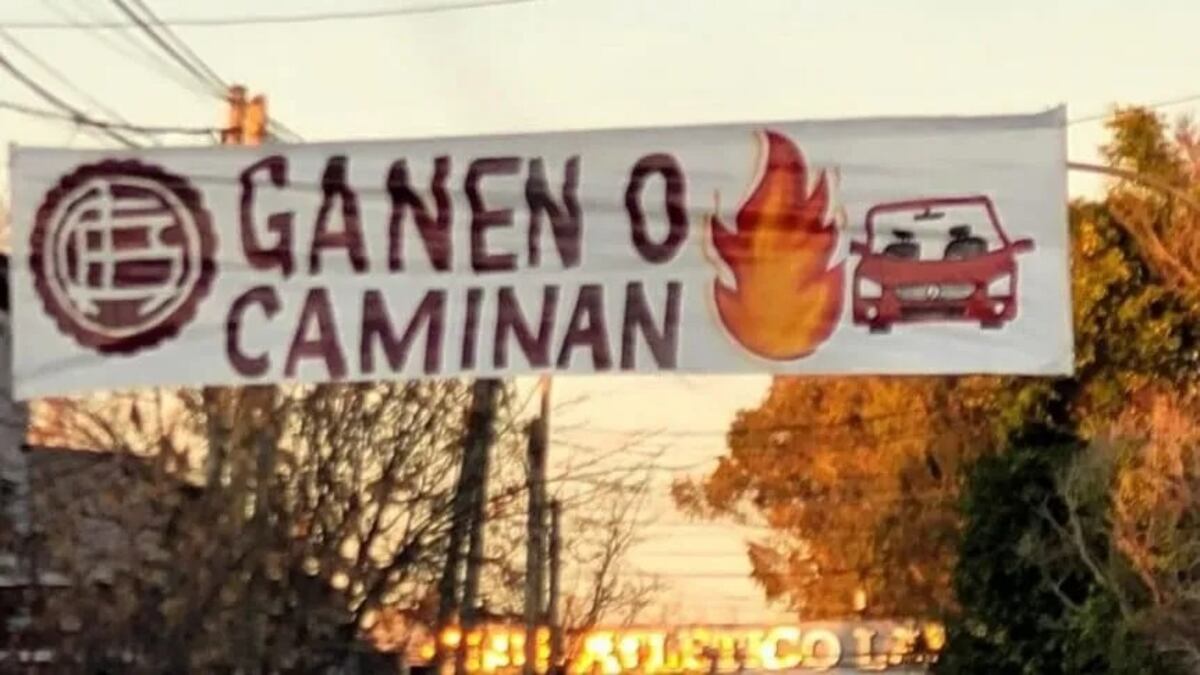 Esta madrugada aparecieron mensajes intimidantes en las inmediaciones de Lanús e Independiente. (TyC Sports)