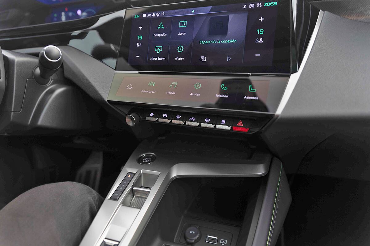 Por dentro, el 408 cuenta con el i-Cockpit 3D, con un volante ergonómico y calefaccionado.