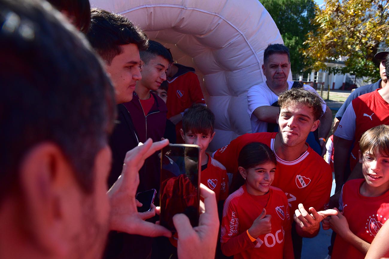 El influencer Santiago Maratea pasó por Córdoba. Este sábado participó de un encuentro con la peña Córdoba Roja, en el marco de la colecta para Independiente. (José Gabriel Hernández / La Voz)