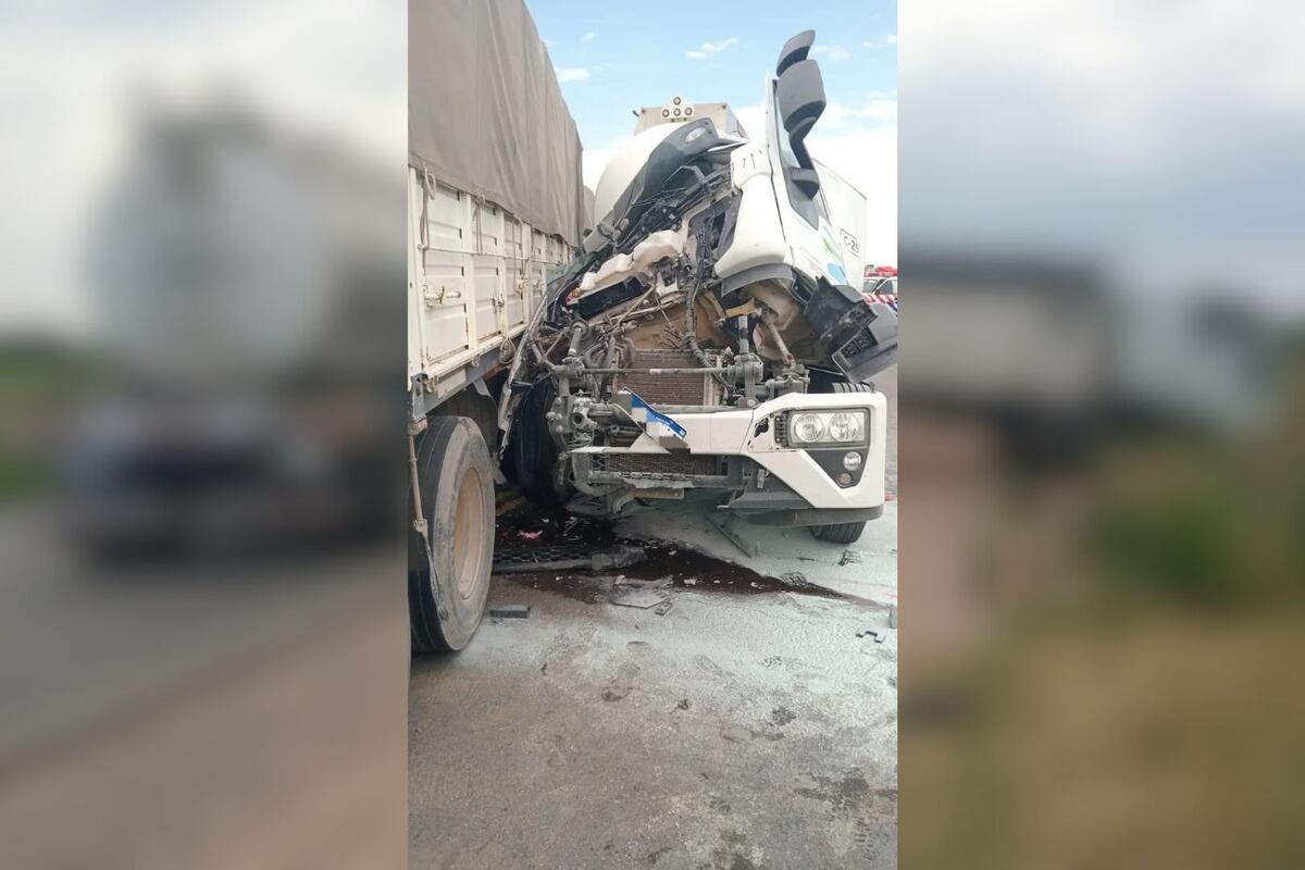 Dos camiones colisionaron cerca de Villa María: un conductor fue trasladado al hospital. (Prensa Policía de Córdoba)