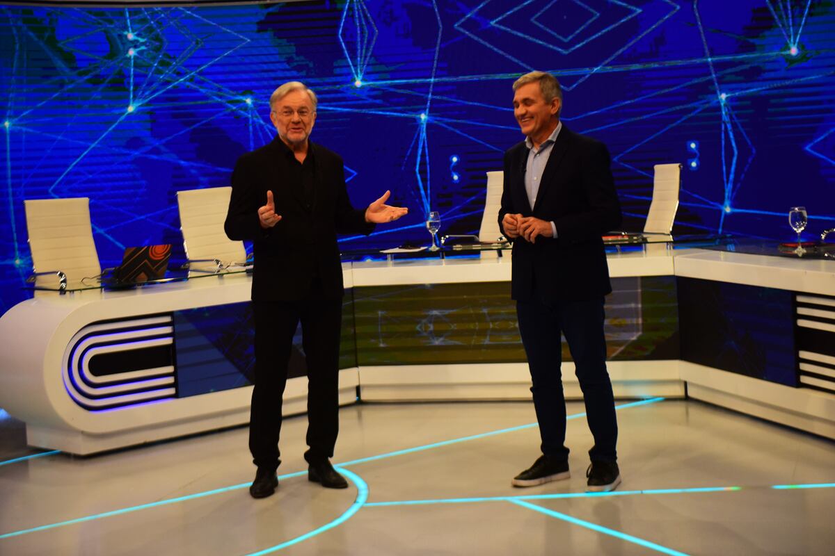 Lalo Freyre deja el programa Telenoche de Canal 12  y lo acompañamos en su última semana de transmisión. Foto Javier Ferreyra