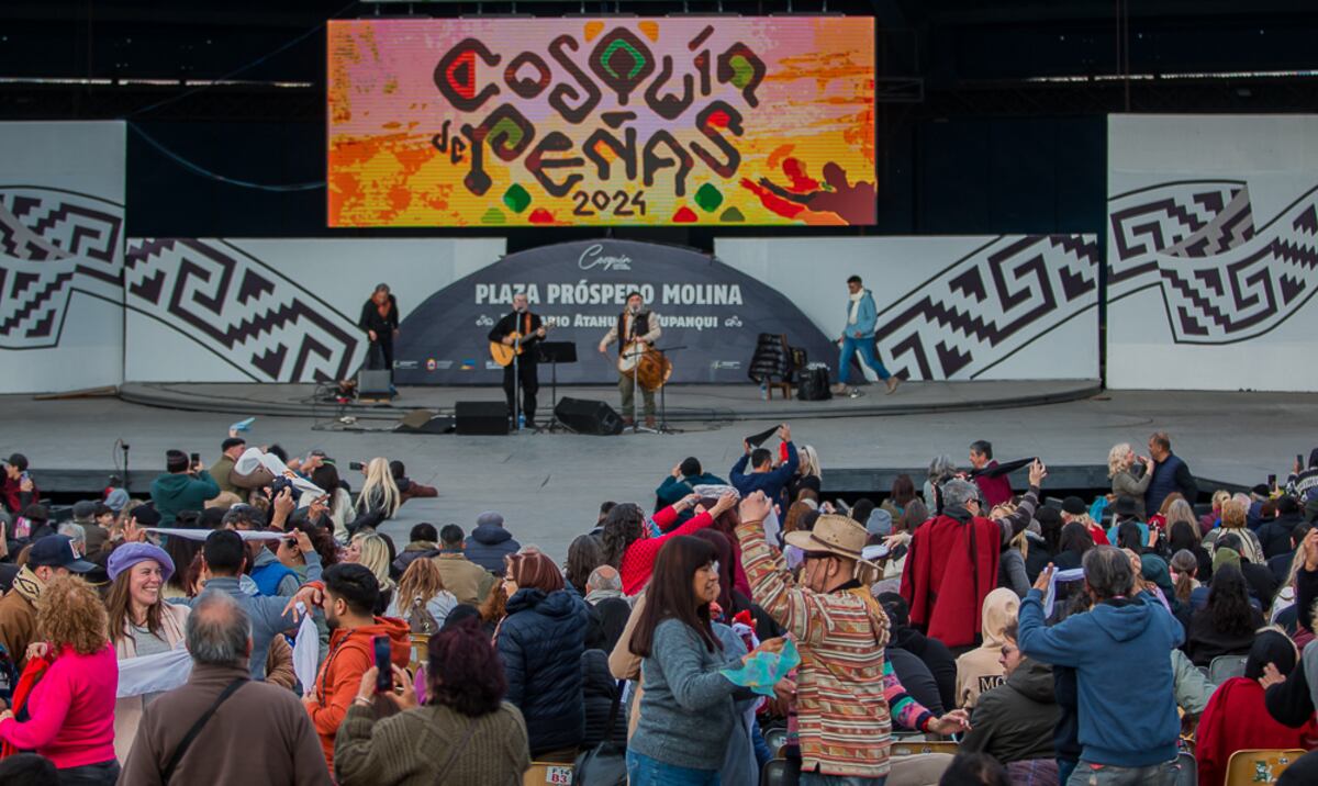 El cierre del Cosquín de Peñas será en la mismísima Plaza Próspero Molina en horario diurno. El año pasado fue con el Dúo Coplanacu, este año con Facundo Toro e invitados (prensa Comisión Municipal de Folklore)