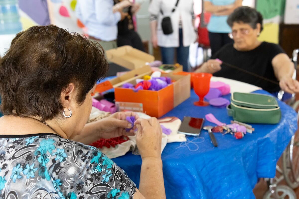 Actividades realizadas por adultos mayores en la residencia de larga estadía Padre La Mónaca (Gentileza)
