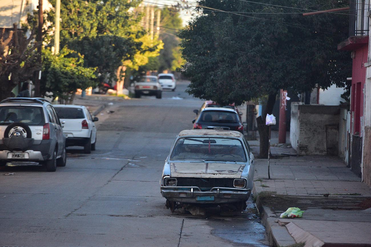 Autos abandonados en la calle serán convertidos en chatarra y compactados en el barrio Villa Páez. (José Gabriel Hernández / La Voz)