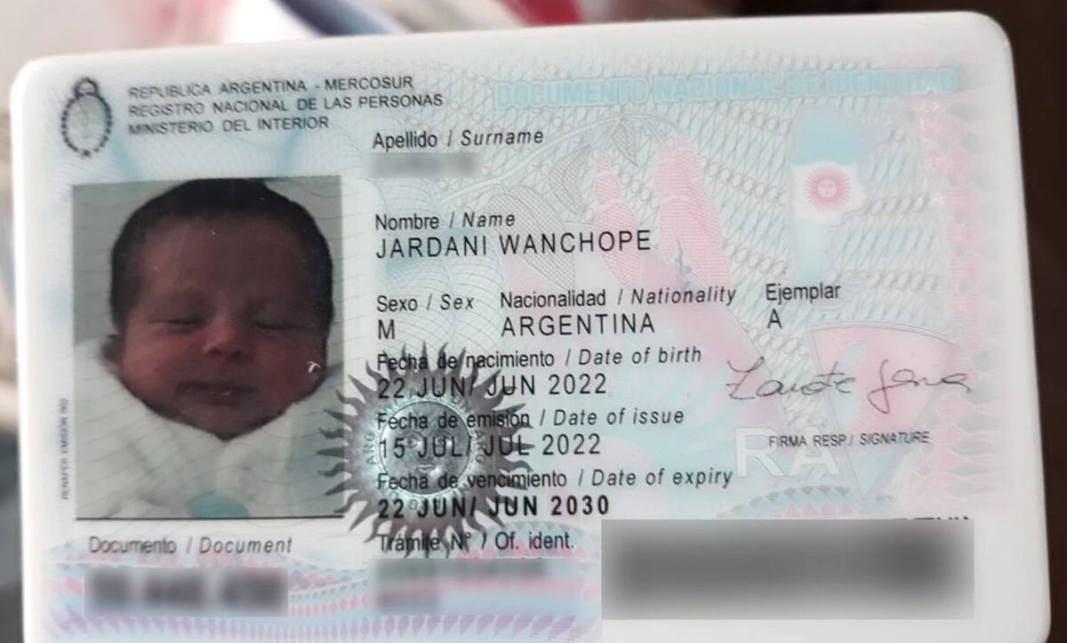 Un pequeño hincha de Colón de Santa Fe lleva el nombre de Wanchope. (Gentileza TN).