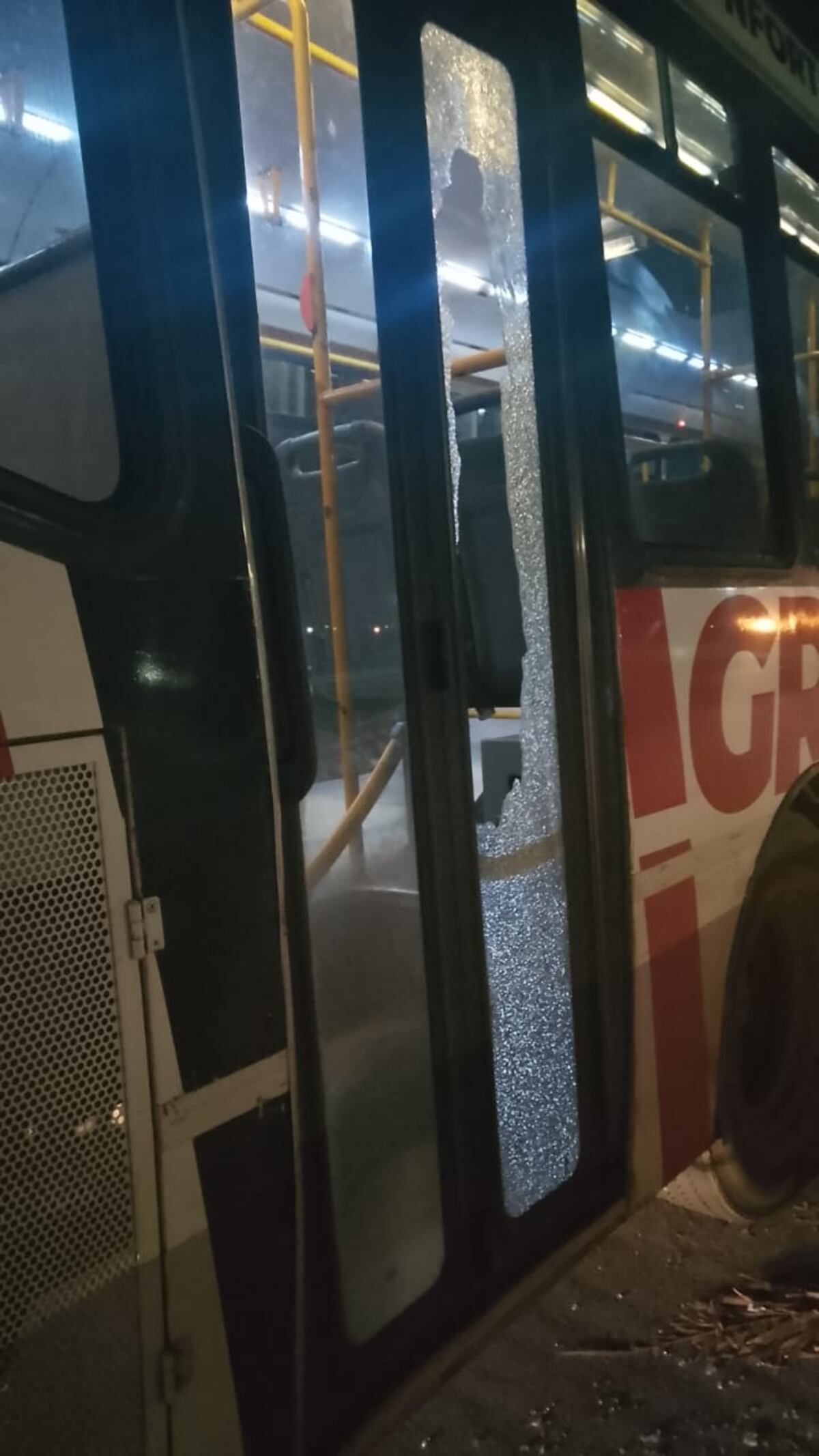 El colectivo fue atacado a pedradas. (Policía)