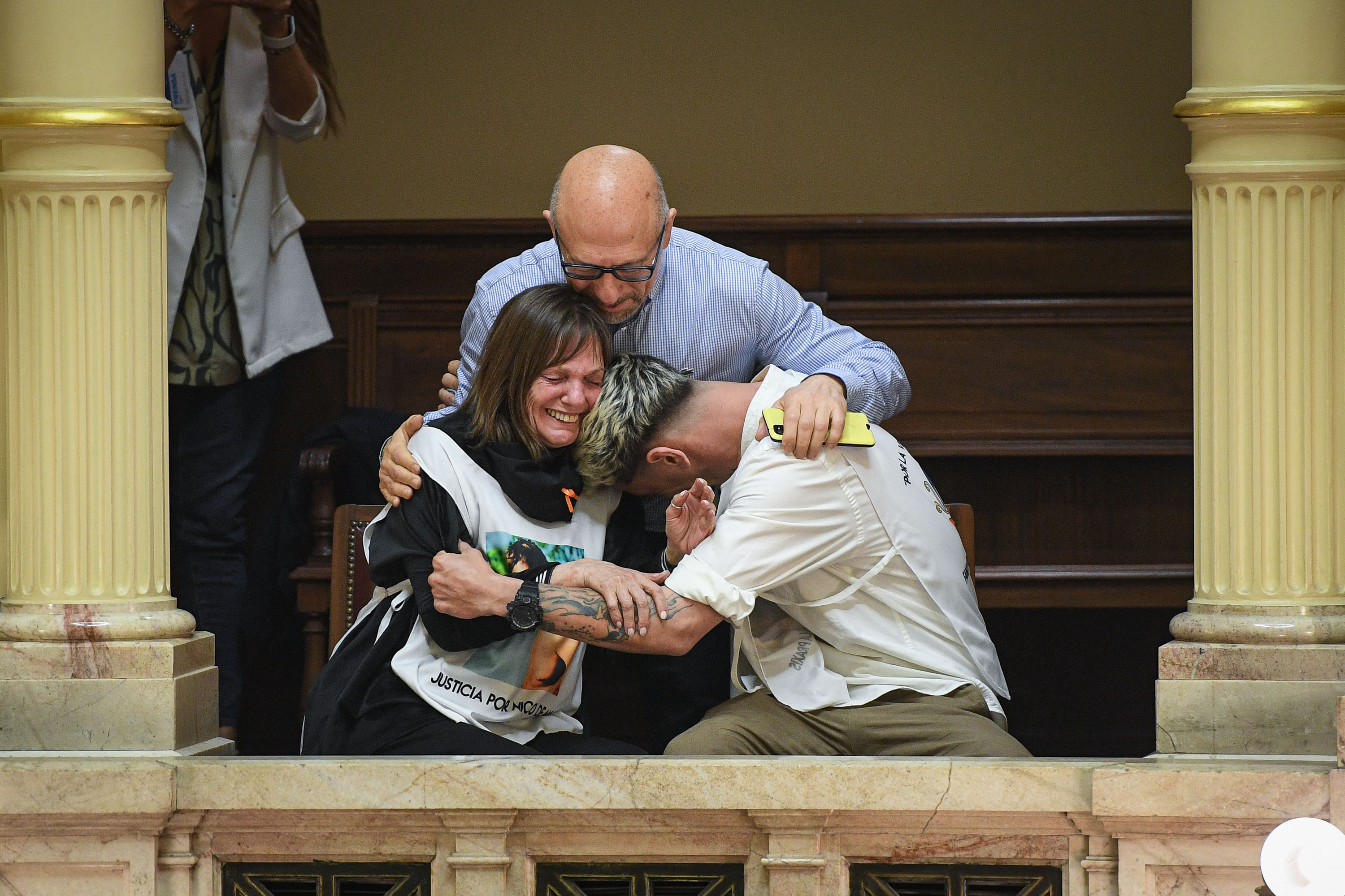 Gabriela Covelli, madre de Nicolás Deanna, junto al diputado Fabio Quetglas, autor de la Ley Nicolás (Foto: Comunicación Senado)