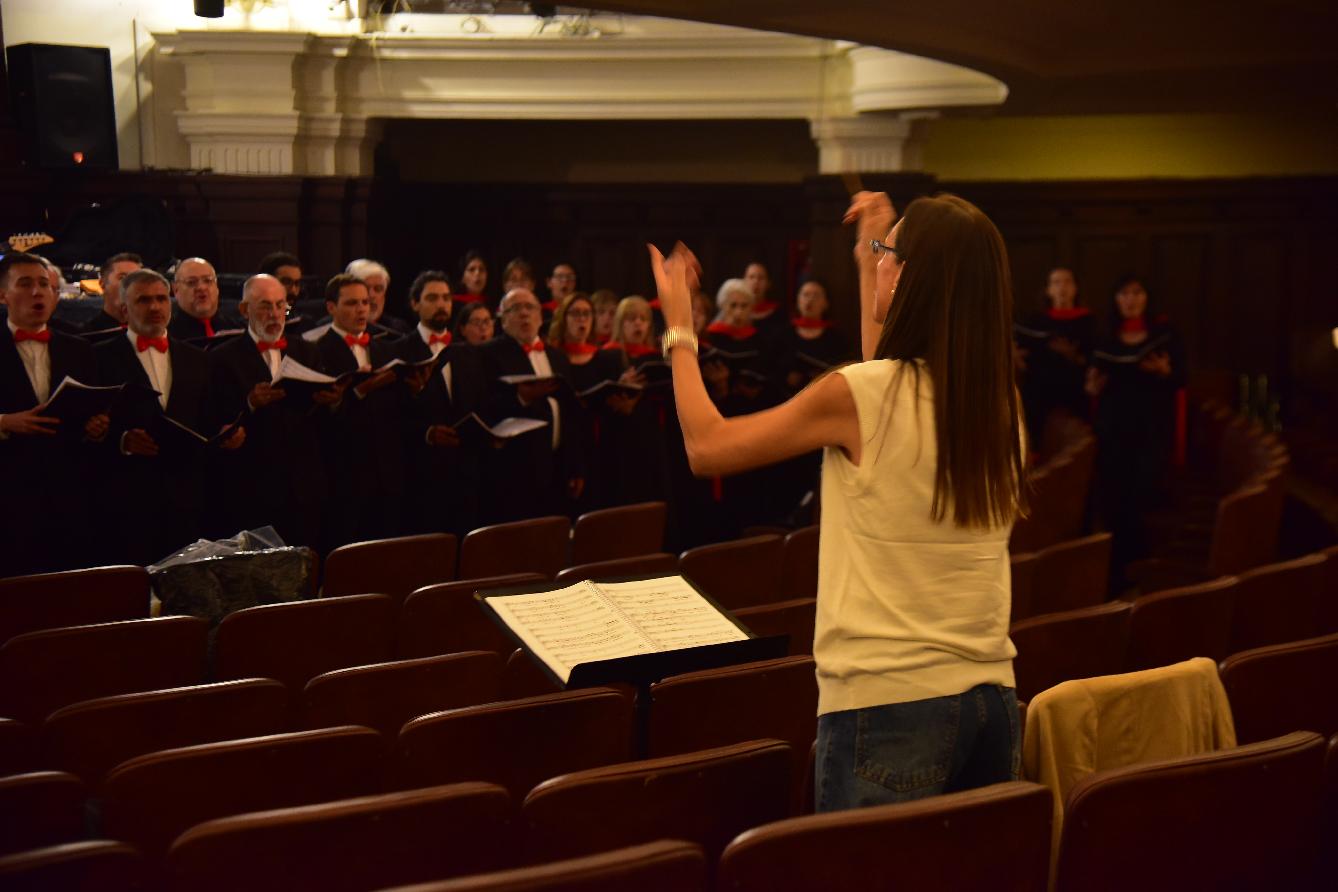 Cecilia Croce y el coro en un ensayo por los 60 años del ensamble universitario más longevo. (Javier Ferreyra / La Voz)