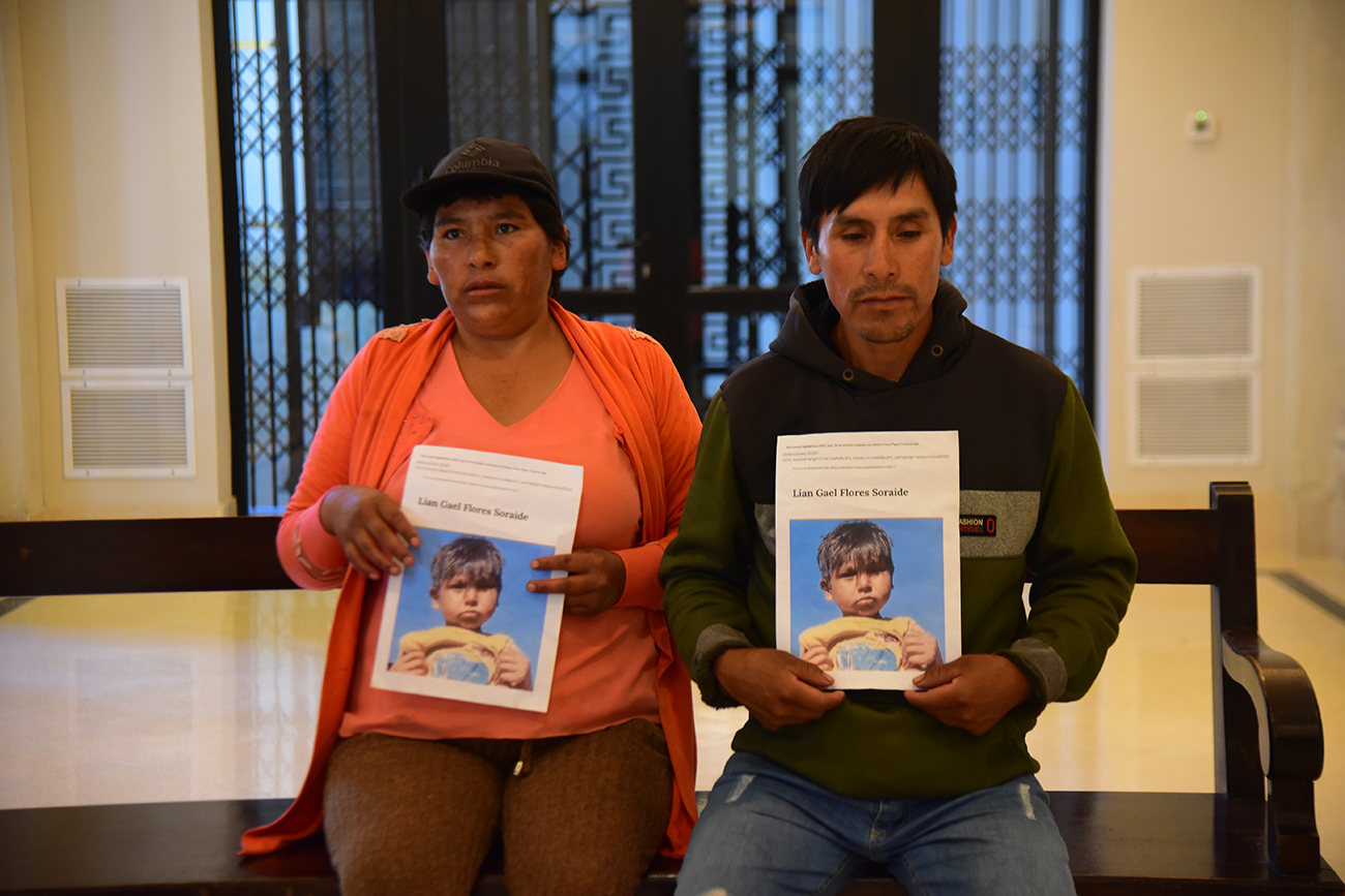 Elías Flores y Plácida Soraire, los papás de Lian, visitaron Tribunales 1 (Pedro Castillo / La Voz).