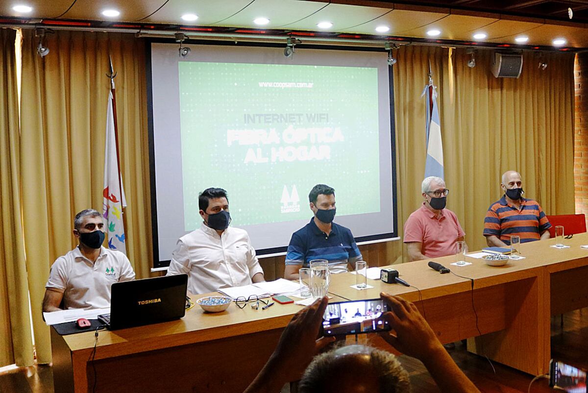 La rueda de prensa informó a los medios y a usuarios respecto de los pormenores de la obra de fibra realizada. / Face Córdoba