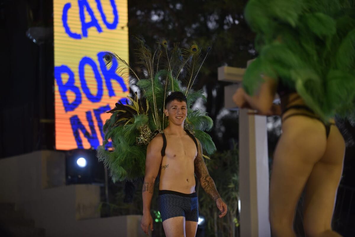 El Desfile Real se lleva a cabo en las escalinatas del Parque Sarmiento. (Facundo Luque)