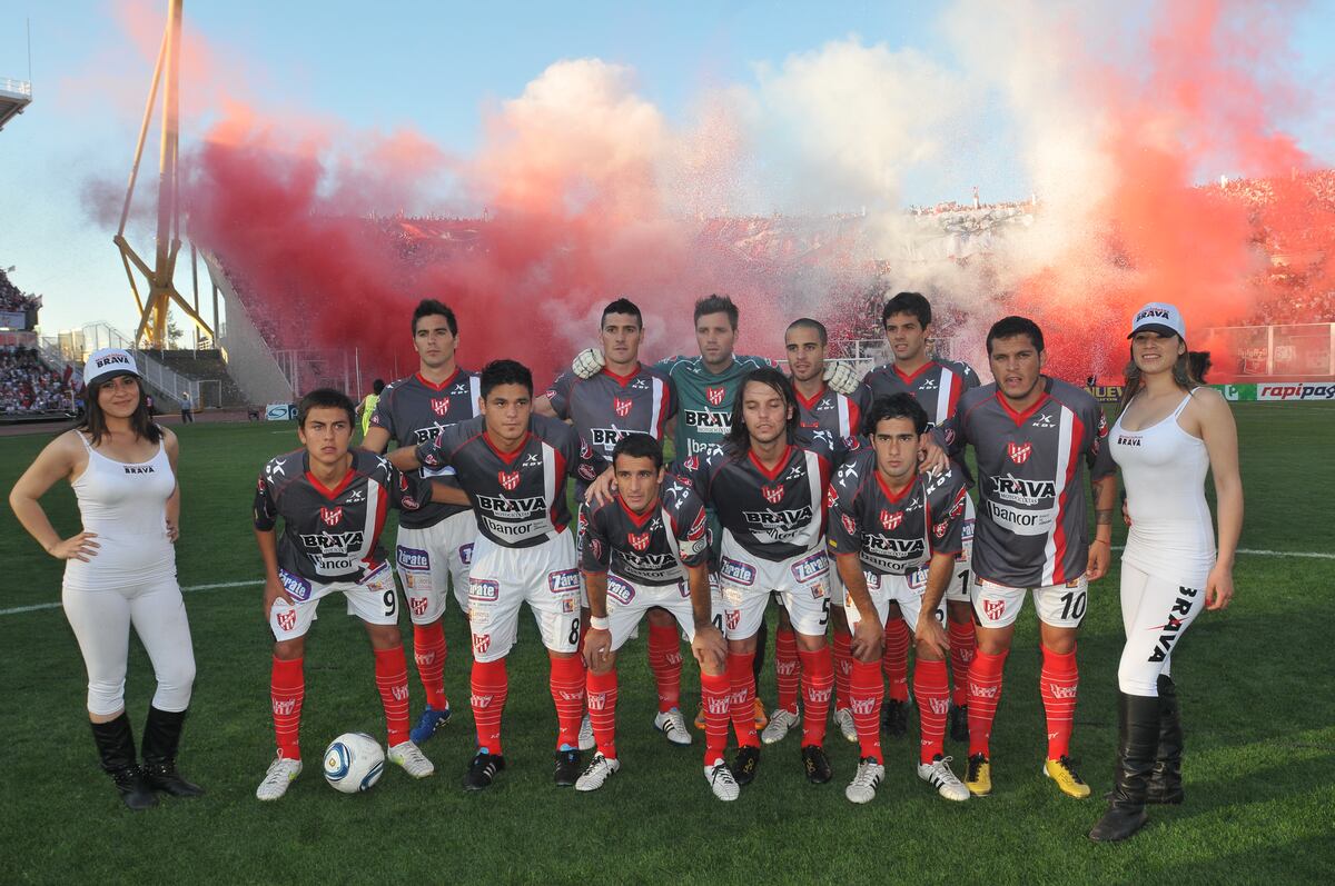 Instituto y el partido ante River en 2011 en el Kempes. (Archivo / La Voz).
