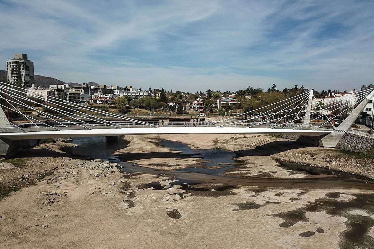 El río San Antonio, en Carlos Paz, aporta muy poca agua al lago San Roque (La Voz)