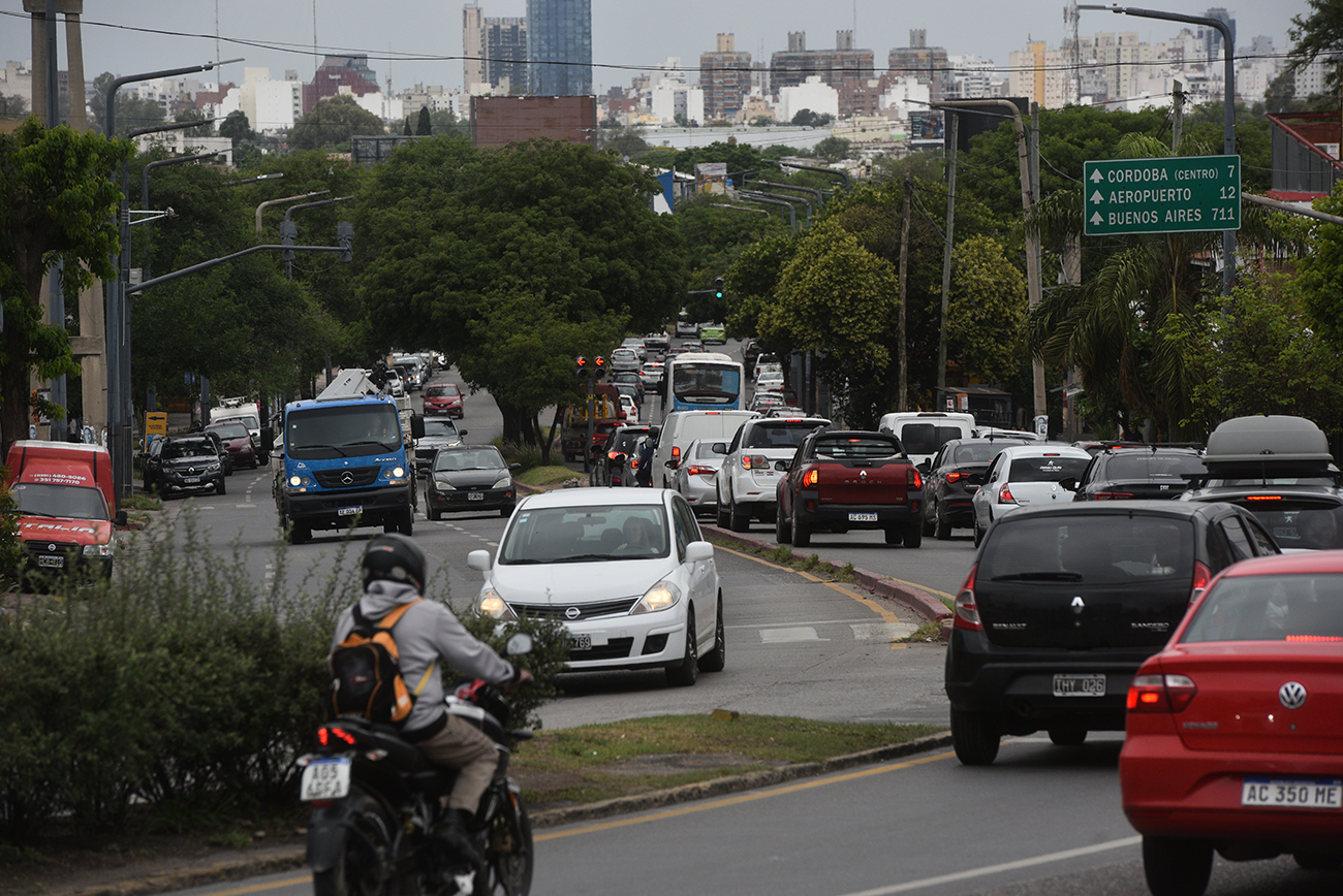 Bajada del Cerro hacia Octavio Pinto. Se puede visualizar una importante cantidad de autos.
Foto: (Pedro Castillo / La Voz)