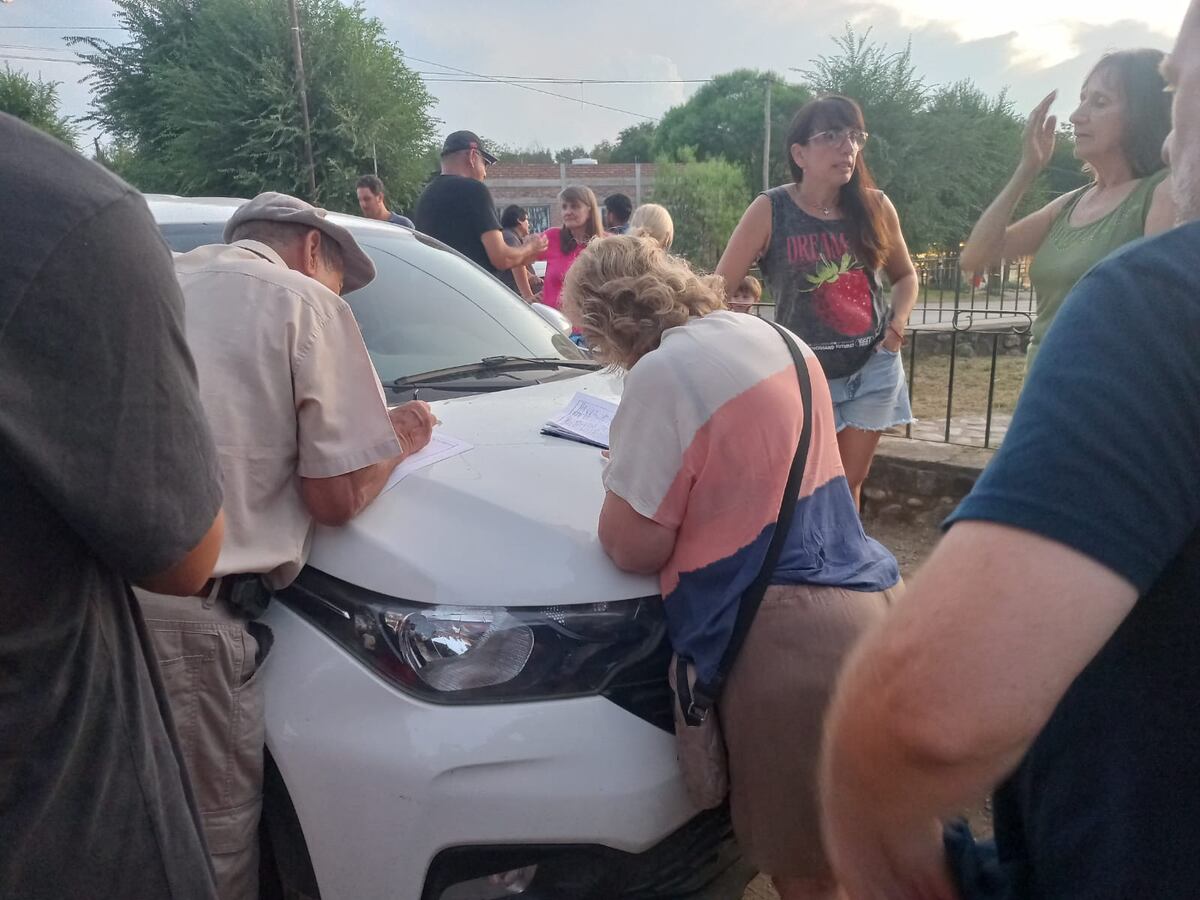 Santa Rosa de Calamuchita. Vecinos de barrio Santa Mónica reunidos y firmando petitorio con reclamos por inseguridad.