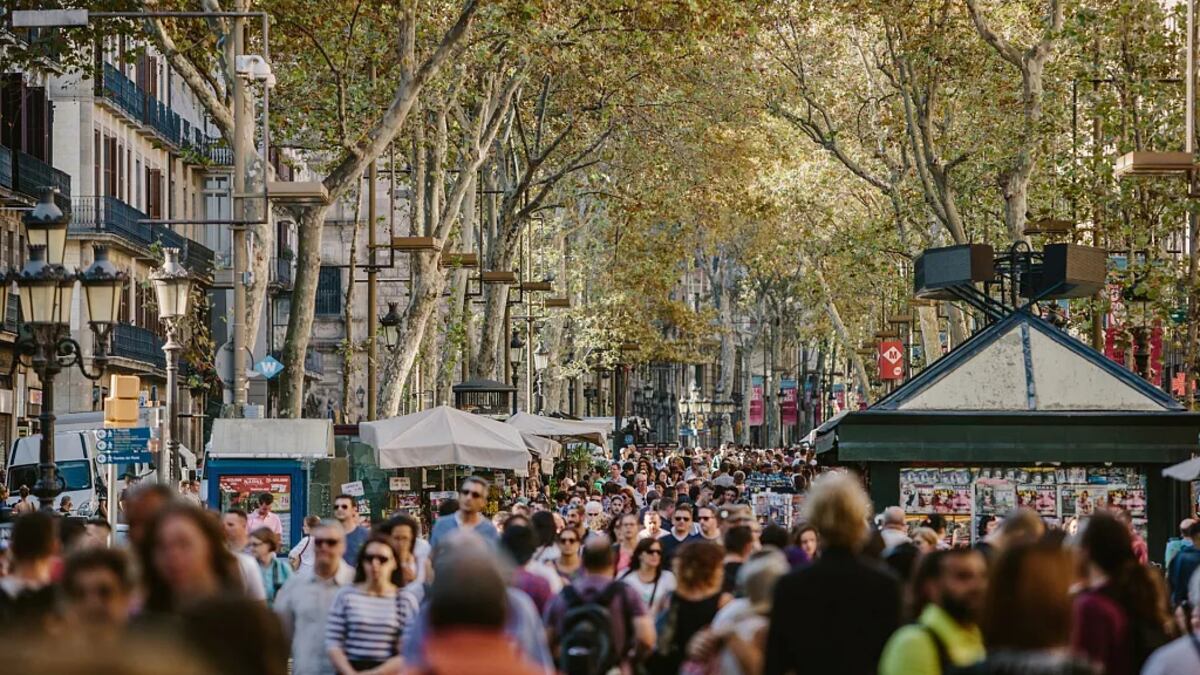 Multitud turística en Barcelona.