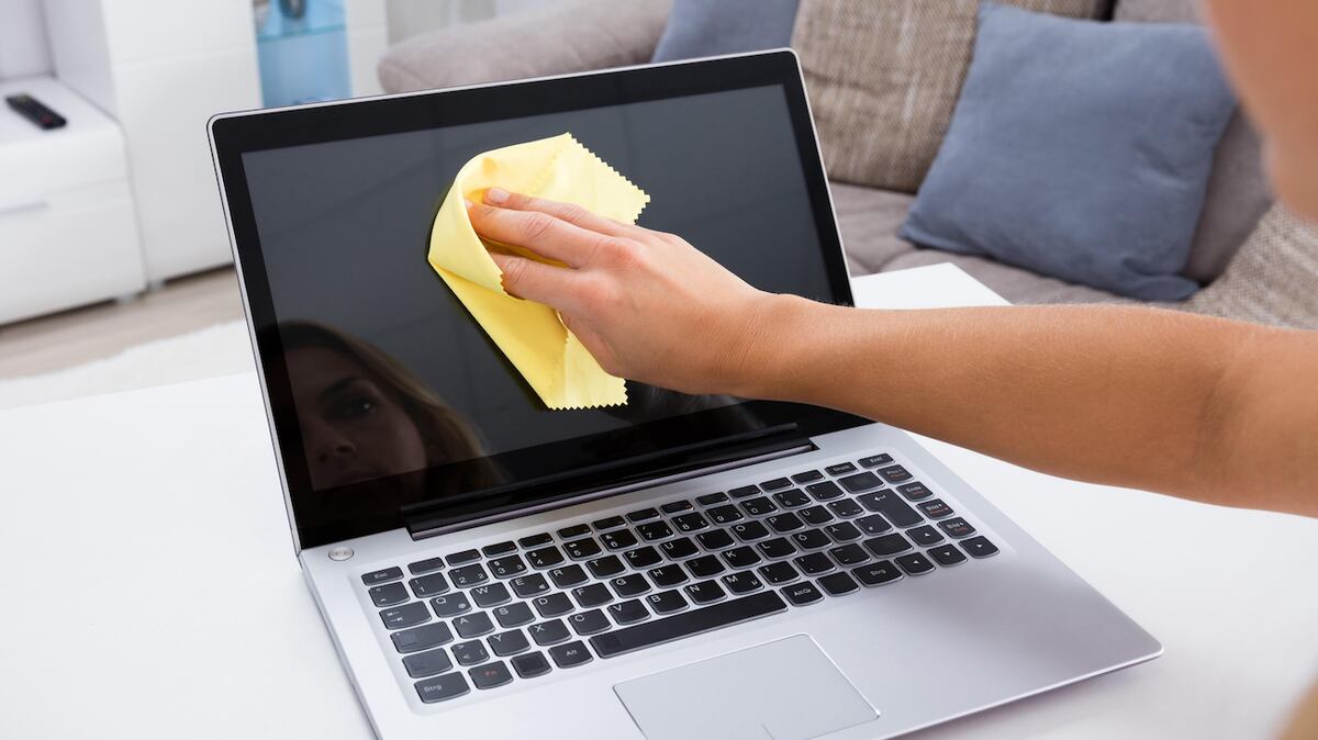 TV, teléfonos y computadoras: cómo limpiar de forma segura tus pantallas