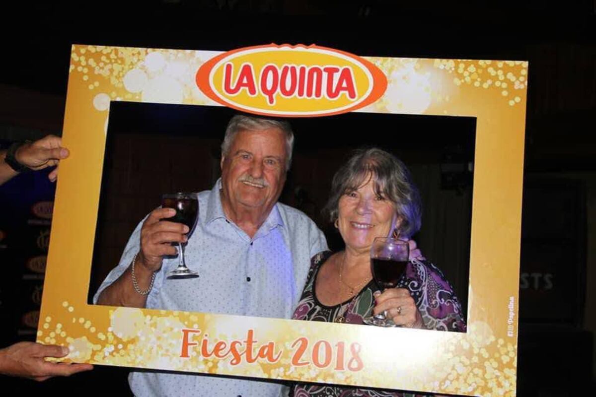 Edgardo y Ana María, los fundadores de La Quinta. Al inicio, el fuerte eran las pastas y las prepizas, que no se conocían en Córdoba.
2. Luciano con su esposa y los hijos, que ya están en la fábrica, Gina y Tobías.
3. Equipo completo: personal de la fábrica de la Quinta. Están sobre la ruta 38, a la altura de Estancia Vieja.