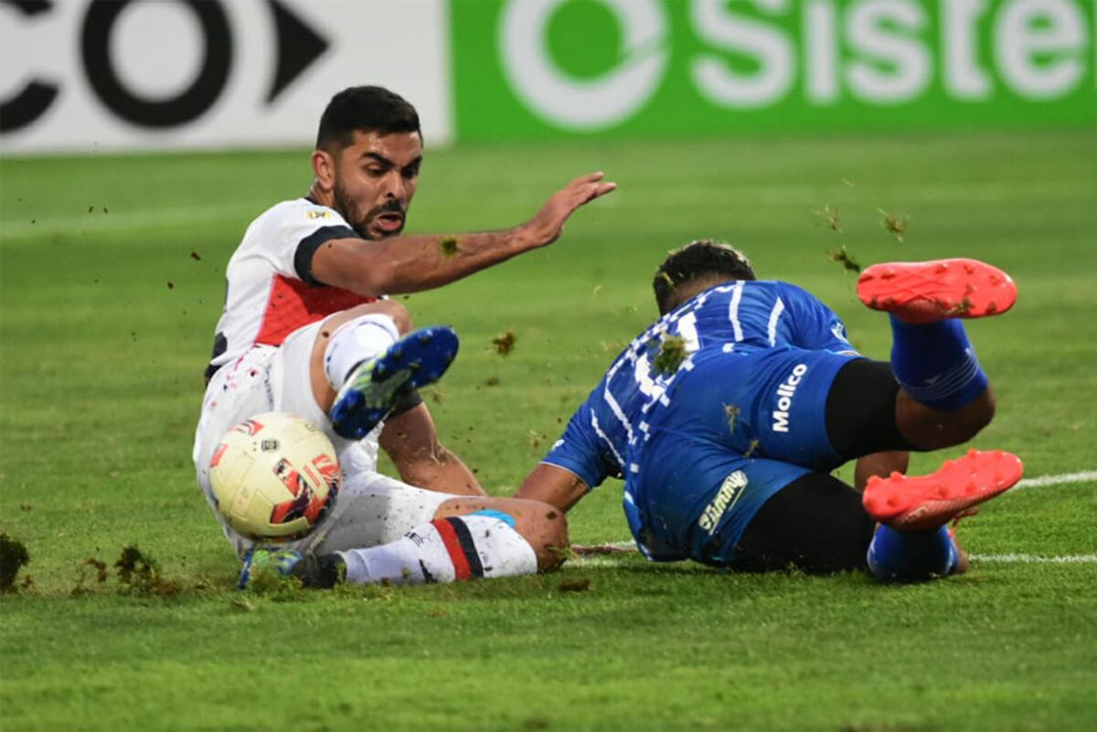 La Liga Profesional de Fútbol, una de las competencias en las que más tiempo se pierde por el juego cortado. (Foto: Mariana Villa / Los Andes)