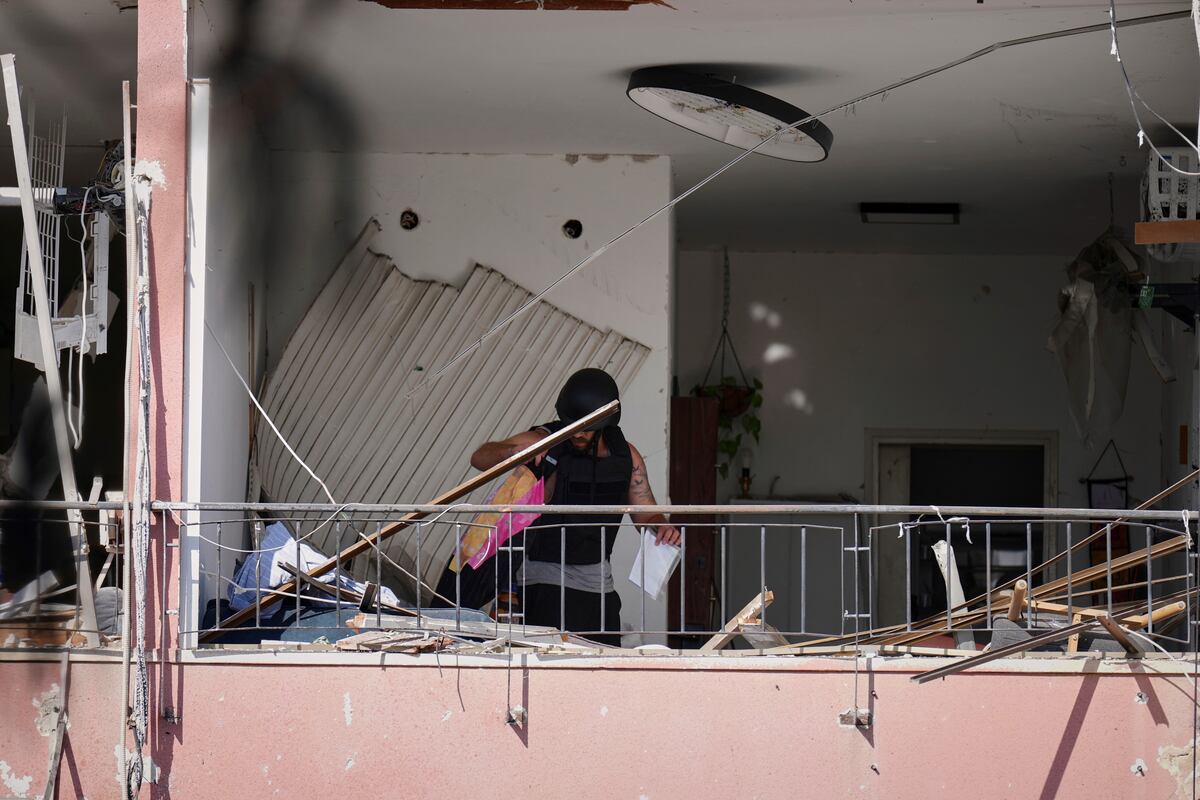 Siguen los ataques y los daños en infraestructura y víctimas fatales en los enfrentamientos entre Irán e Israel. (AP)