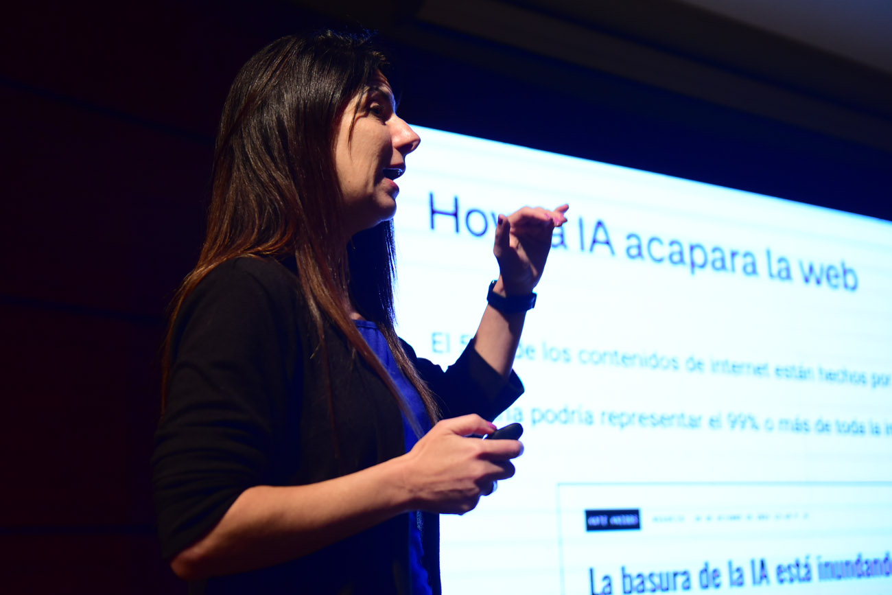 Irina Sternik se enfocó en herramientas de IA útiles para optimizar el trabajo periodístico (Nicolás Bravo / La Voz)