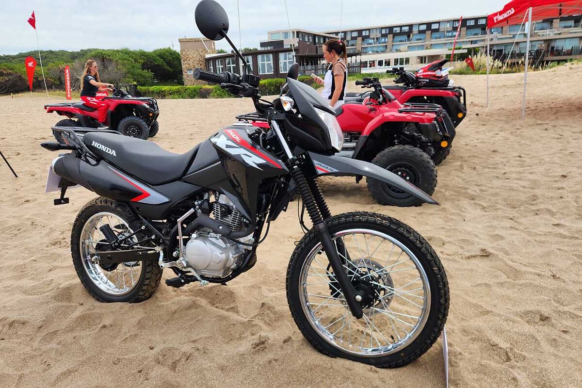 La XR 150 también recibió una actualización en línea con el resto de la familia: su mayor novedad es la incorporación de frenos ABS en la rueda delantera.