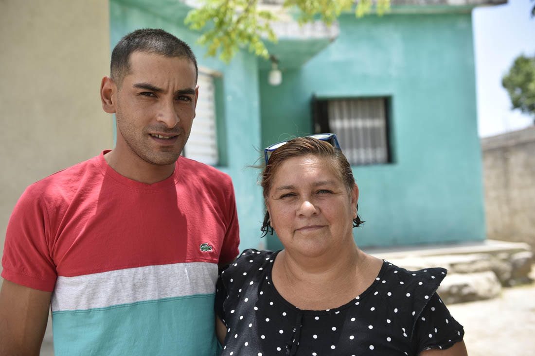 Dora Heredia junto a su hijo Orlando que nació el día 6 enero de 1992 en la inundación en San Carlos MInas . ( Ramiro Pereyra / La Voz )