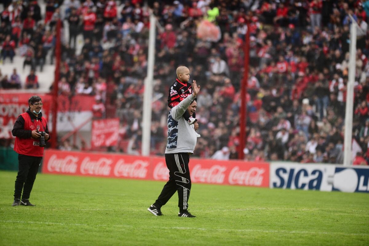 Se llama Nehier Martinez y tiene 3 años.
Le ganó una gran batalla a la leucemia y hoy en el entretiempo lo reconoció todo el estadio. (José Gabriel Hernández / La Voz).