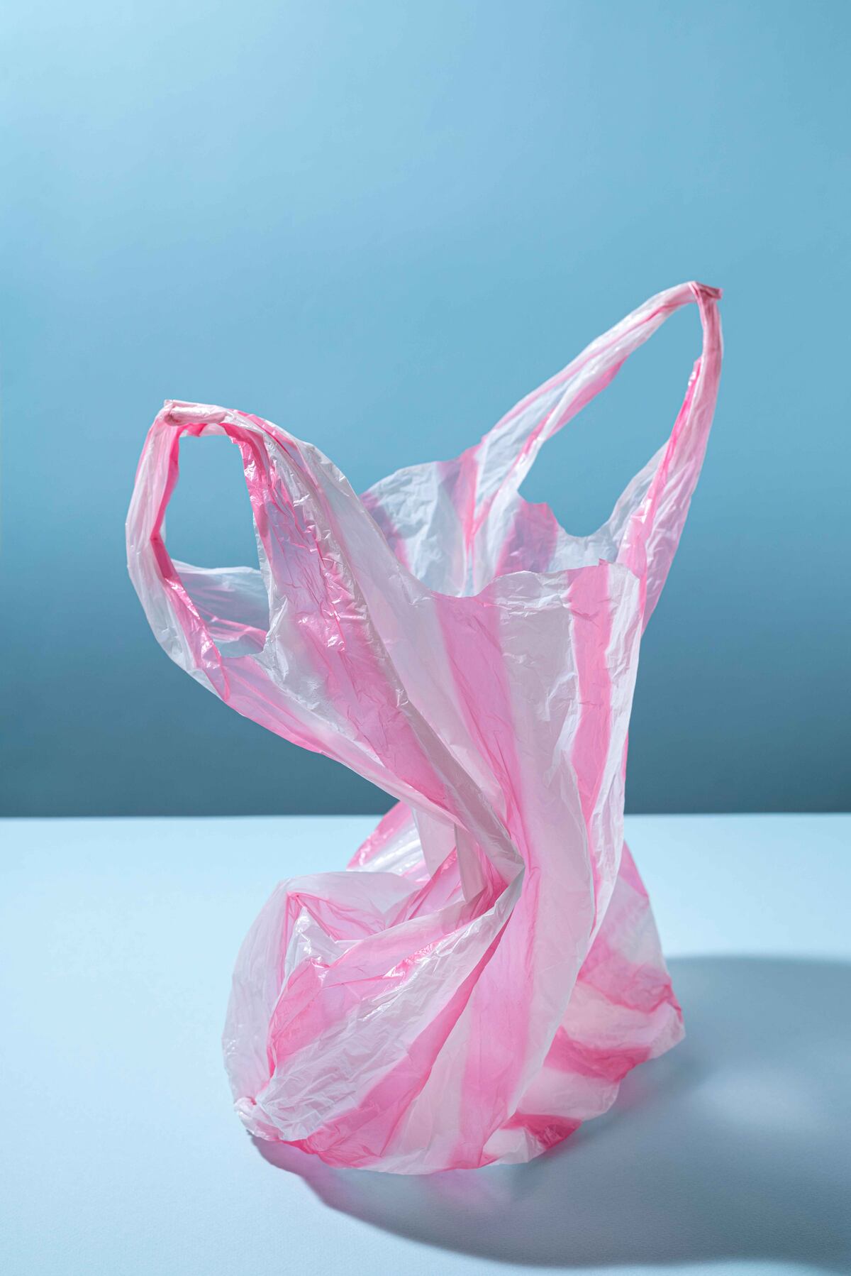 El truco para deshacer los nudos imposibles de bolsas de plástico. (Freepik)