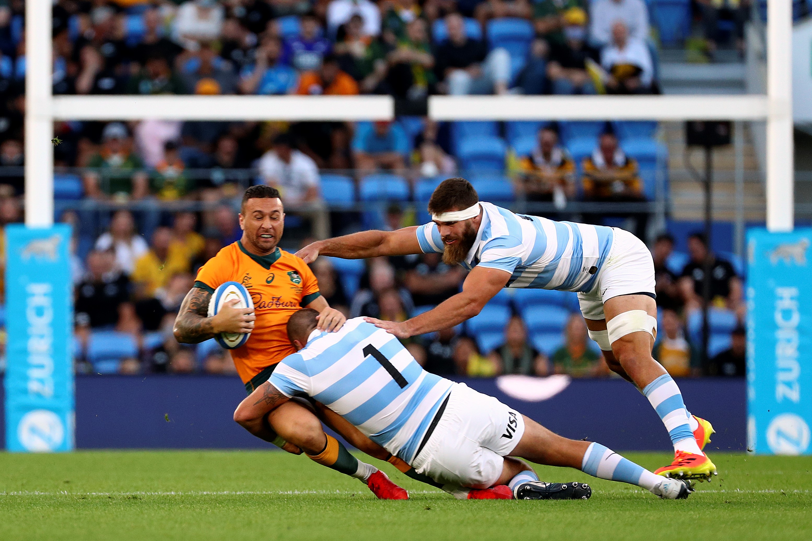 Los Pumas defendieron más de lo que atacaron: Martínez y Kremer frenan a Cooper. (AP)
