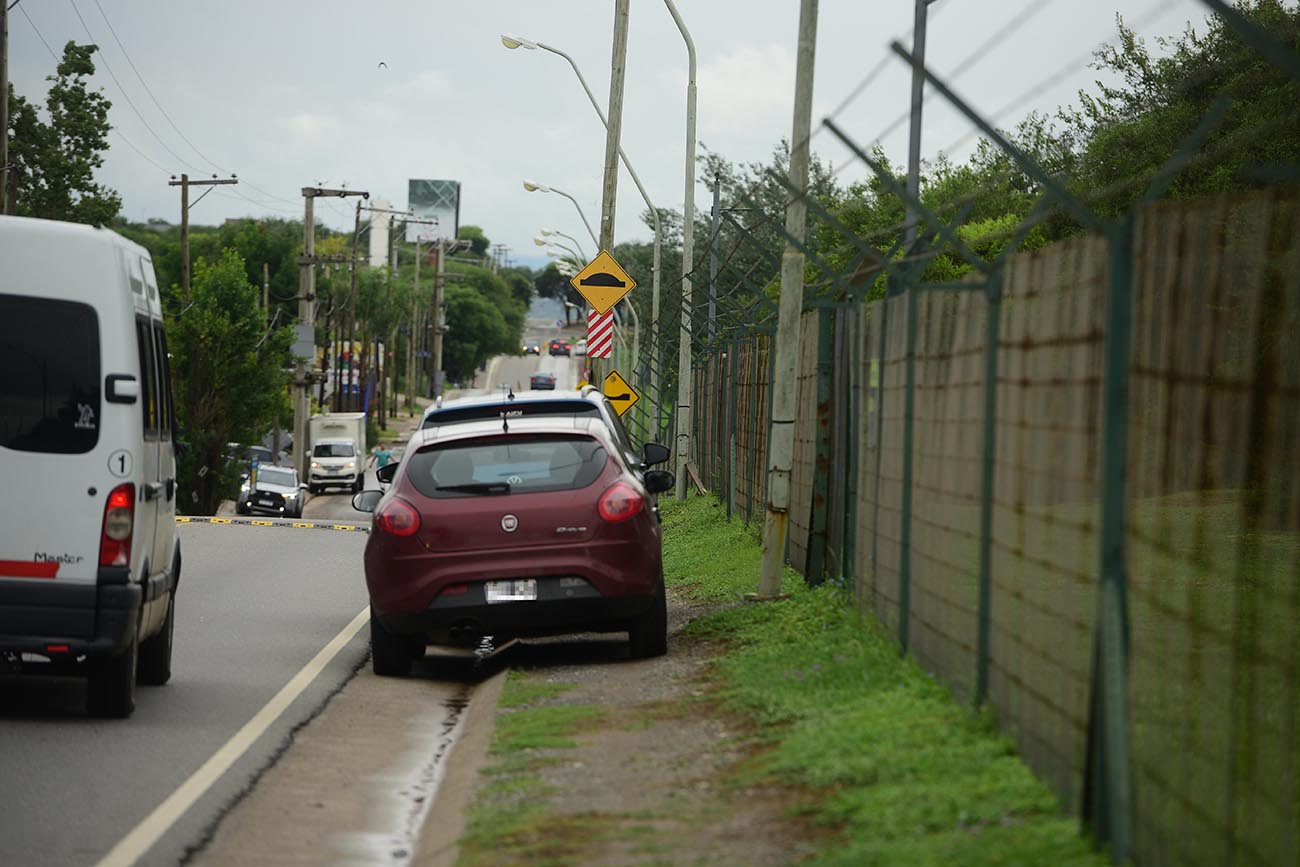 Sin paso para peatones y complicado para los autos. (José Gabriel Hernández / La Voz)