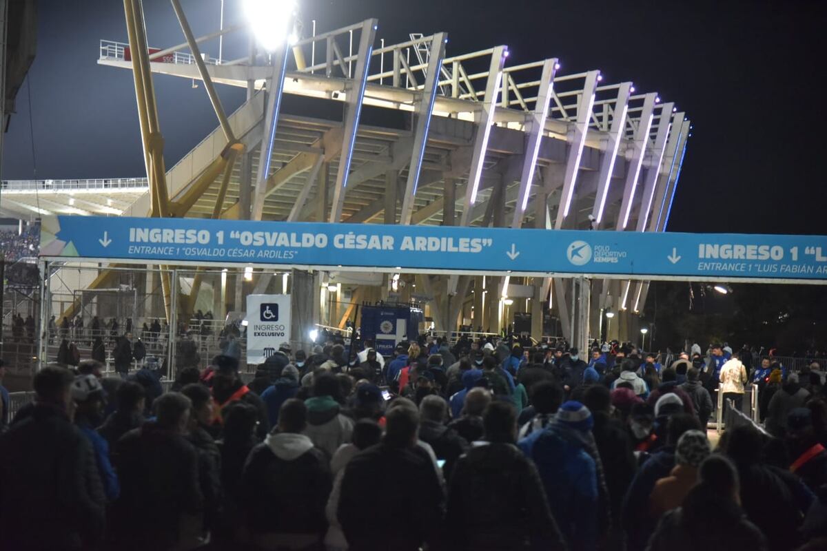 La hinchada de Talleres en el Kempes para recibir al plantel. (Facundo Luque y Javier Ferreyra)