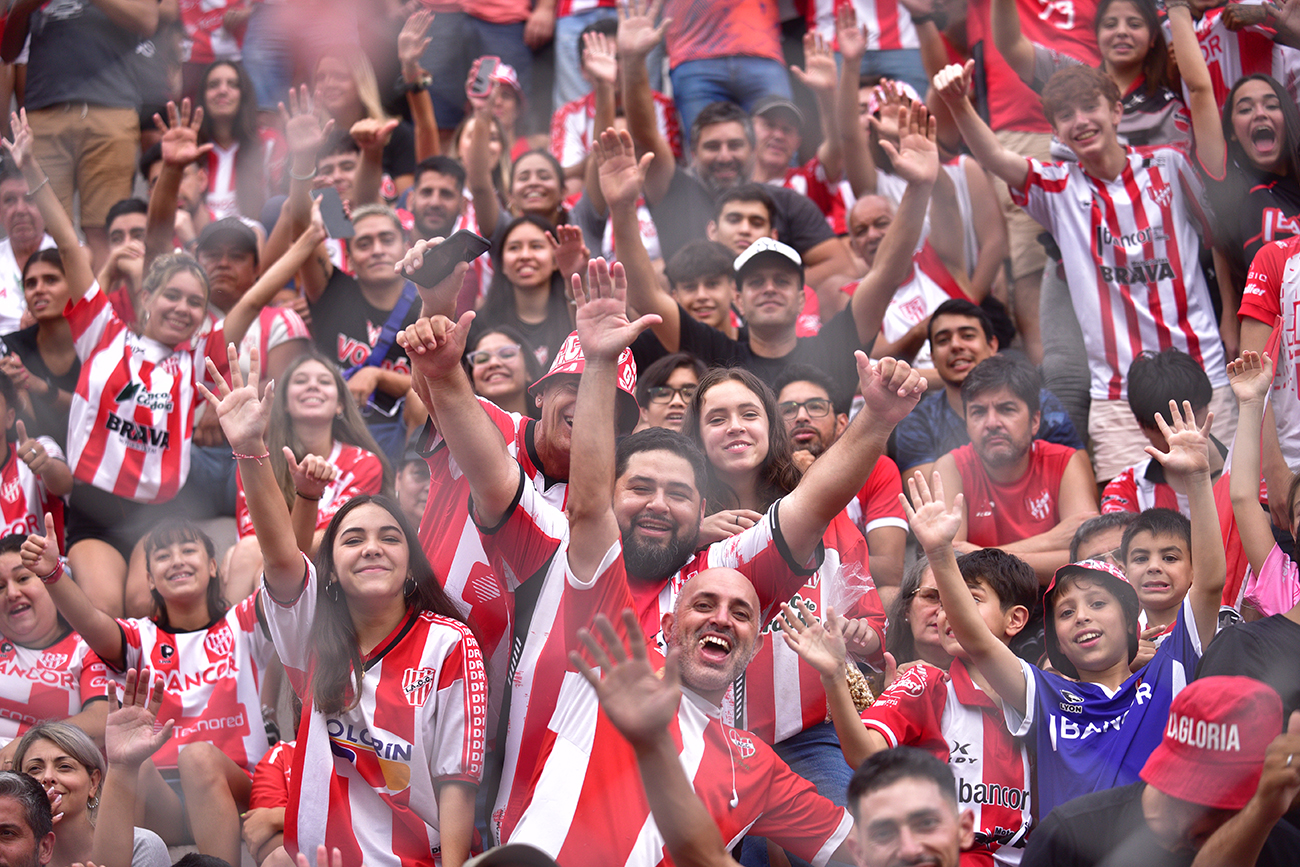 Fotos de hinchas de Instituto en el estadio Monumental en el partido ante Sarmiento de Junín para la Liga Profesional. (Ramiro Pereyra)
