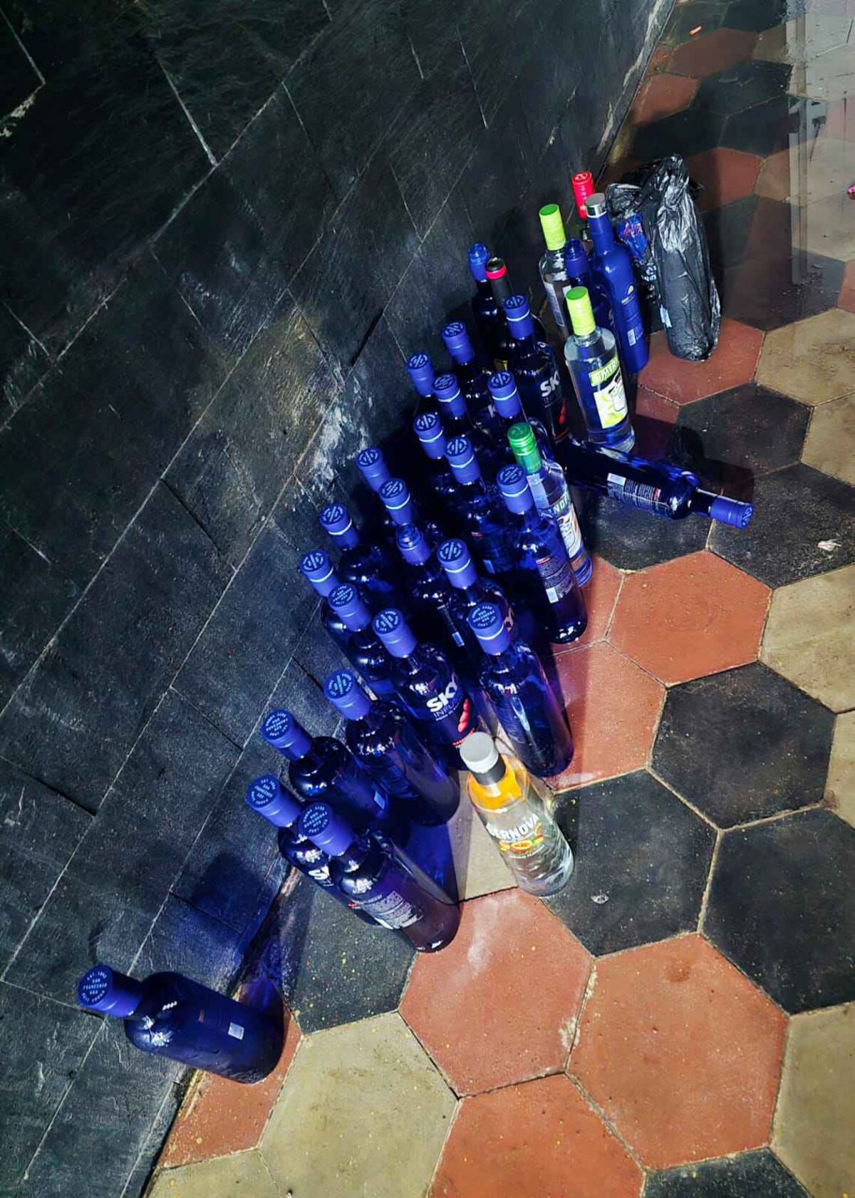 Clausuraron dos fiestas clandestinas con más de 700 estudiantes en barrios General Urquiza y Villa Retiro. (Prensa Policía de Córdoba)