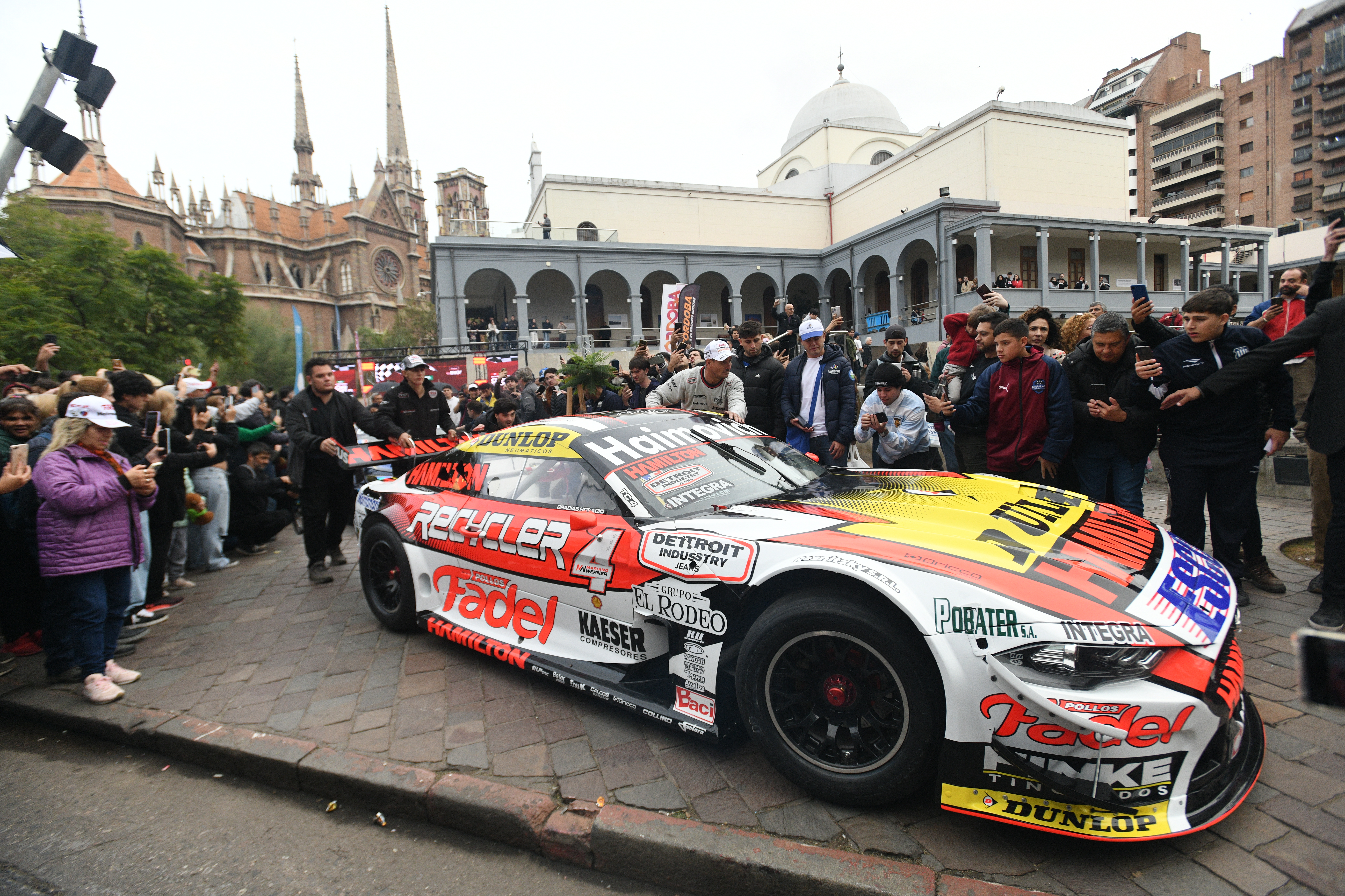 Pilotos y autos del Turismo Carretera que se correrá en el Cabalén después de 11 años se presentraron en la previa en evento en el buen Pastor