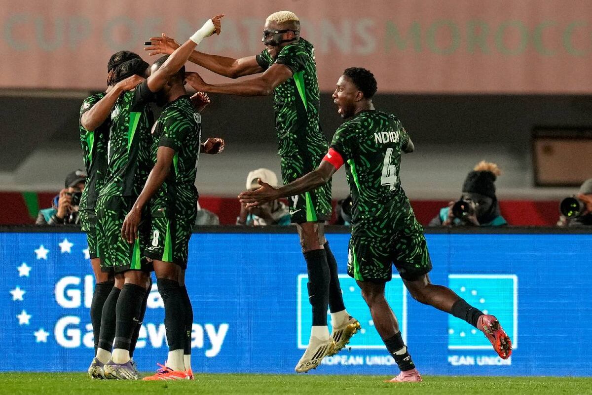 Nigeria derrotó 3-2 a Túnez y clasificó a octavos de final de la Copa Africana. (AP Photo/Mosa'ab Elshamy).