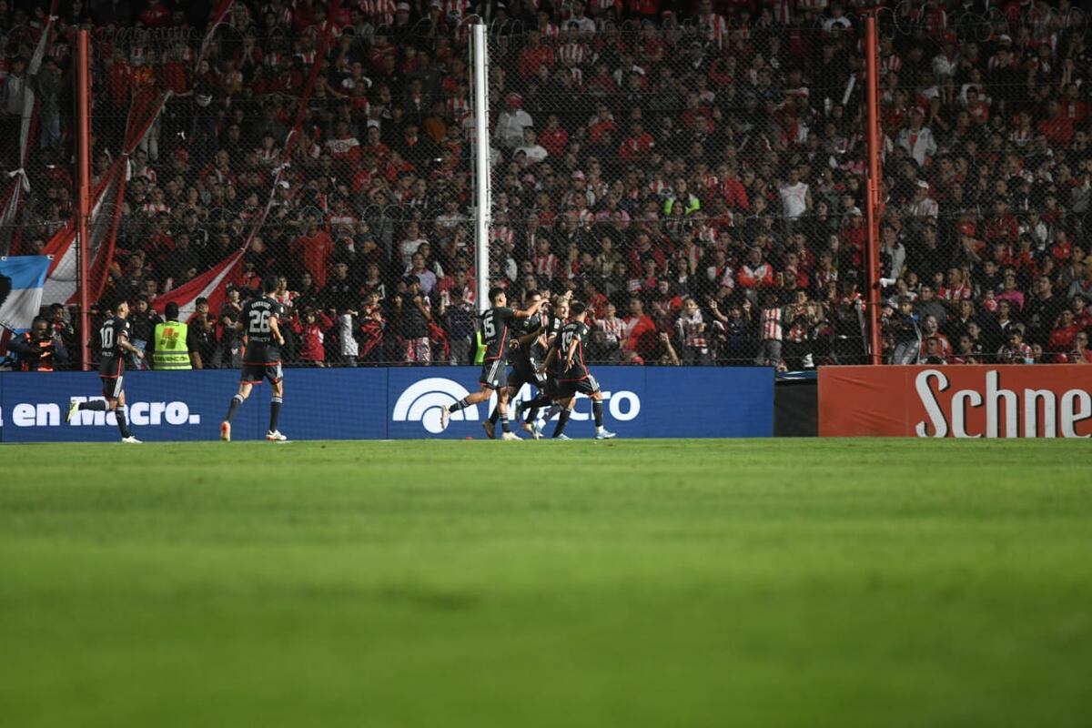 El festejo de los jugadores de River que dieron vuelta el partido contra Instituto en el Monumental. (Javier Ferreyra / La Voz)