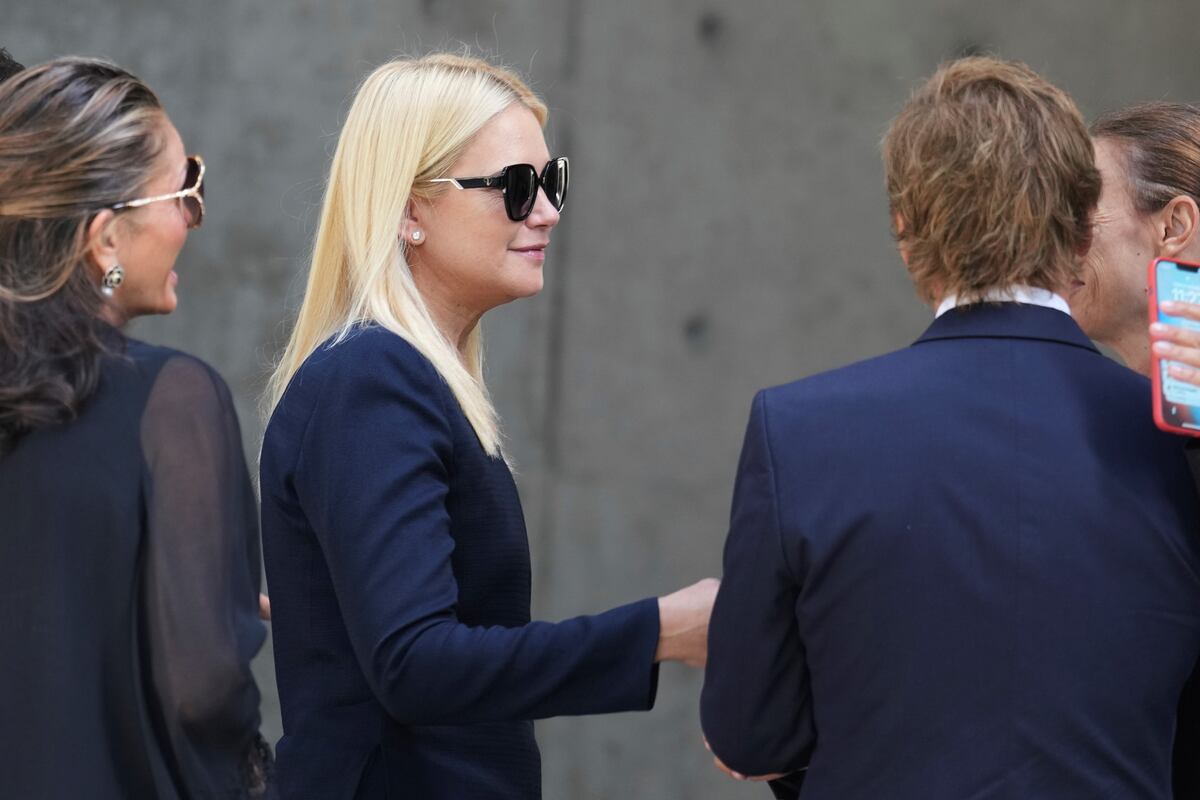 Valeria Mazza y su marido fueron al velorio de Giorgio Armani en Milán (AP).