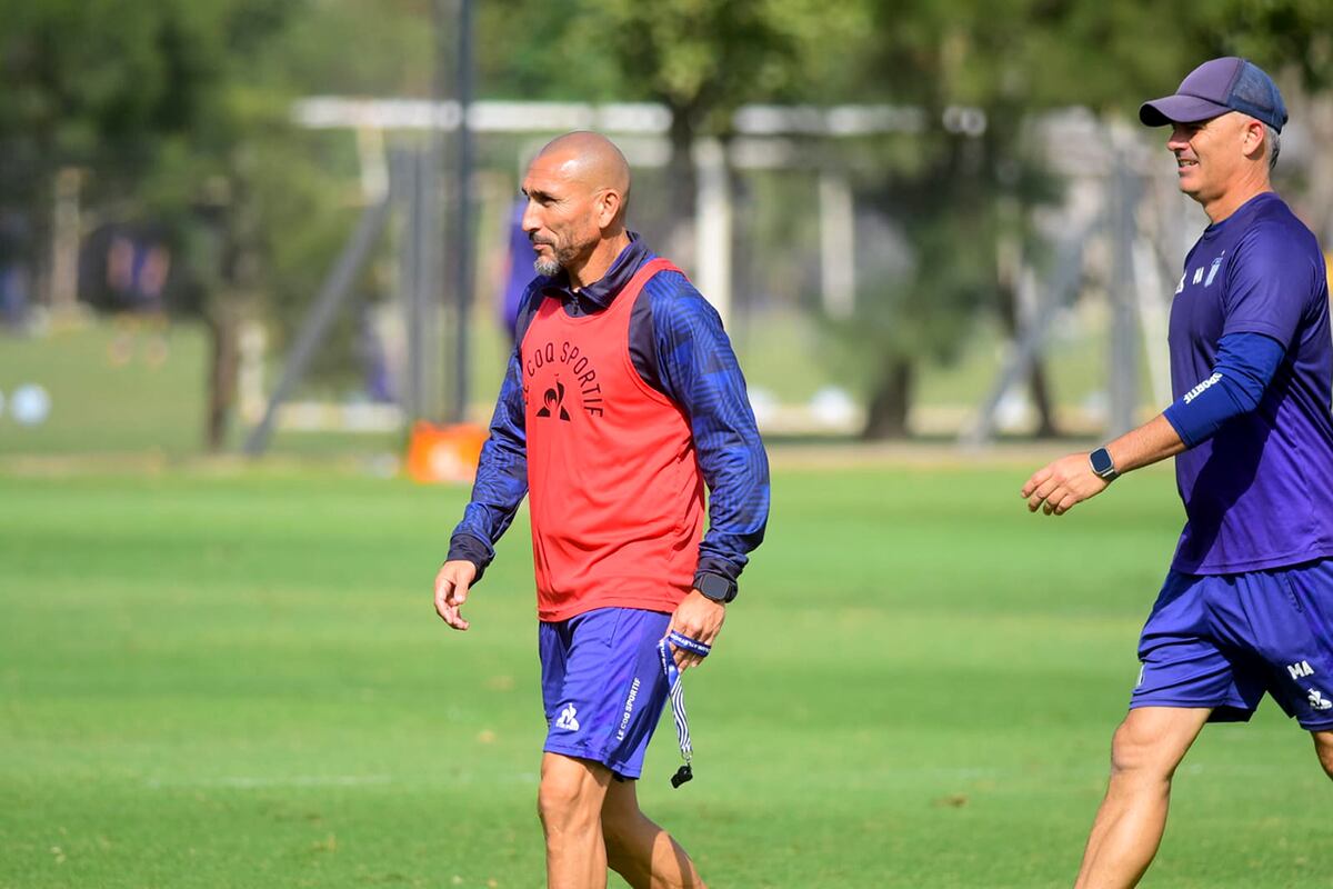 Para el partido con Vélez Sársfield el DT Pablo Horacio Guiñazú ya está pensando en el “11″ con el que saldrá a jugar este viernes a las 19.15, en el estadio Alberto Kempes. (José Gabriel Hernández / La Voz)