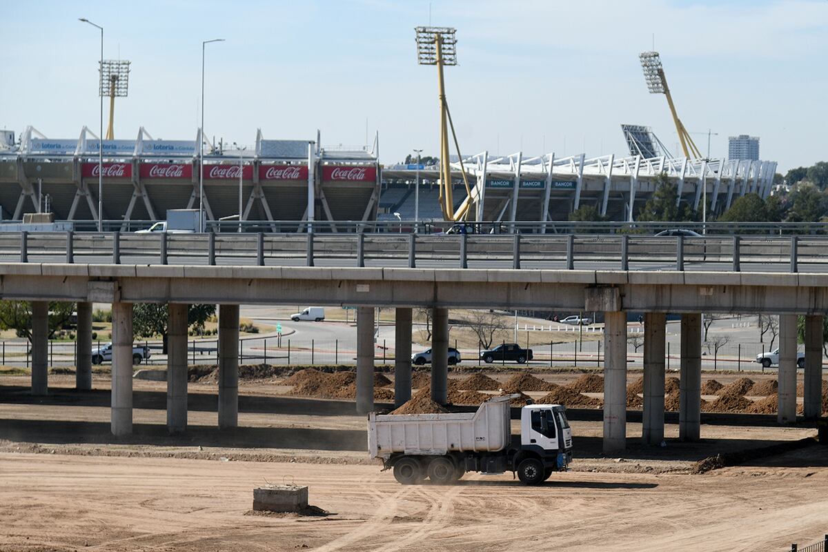 Avanza la construcción del nuevo estacionamiento del estadio Kempes. (Ramiro Pereyra / La Voz)