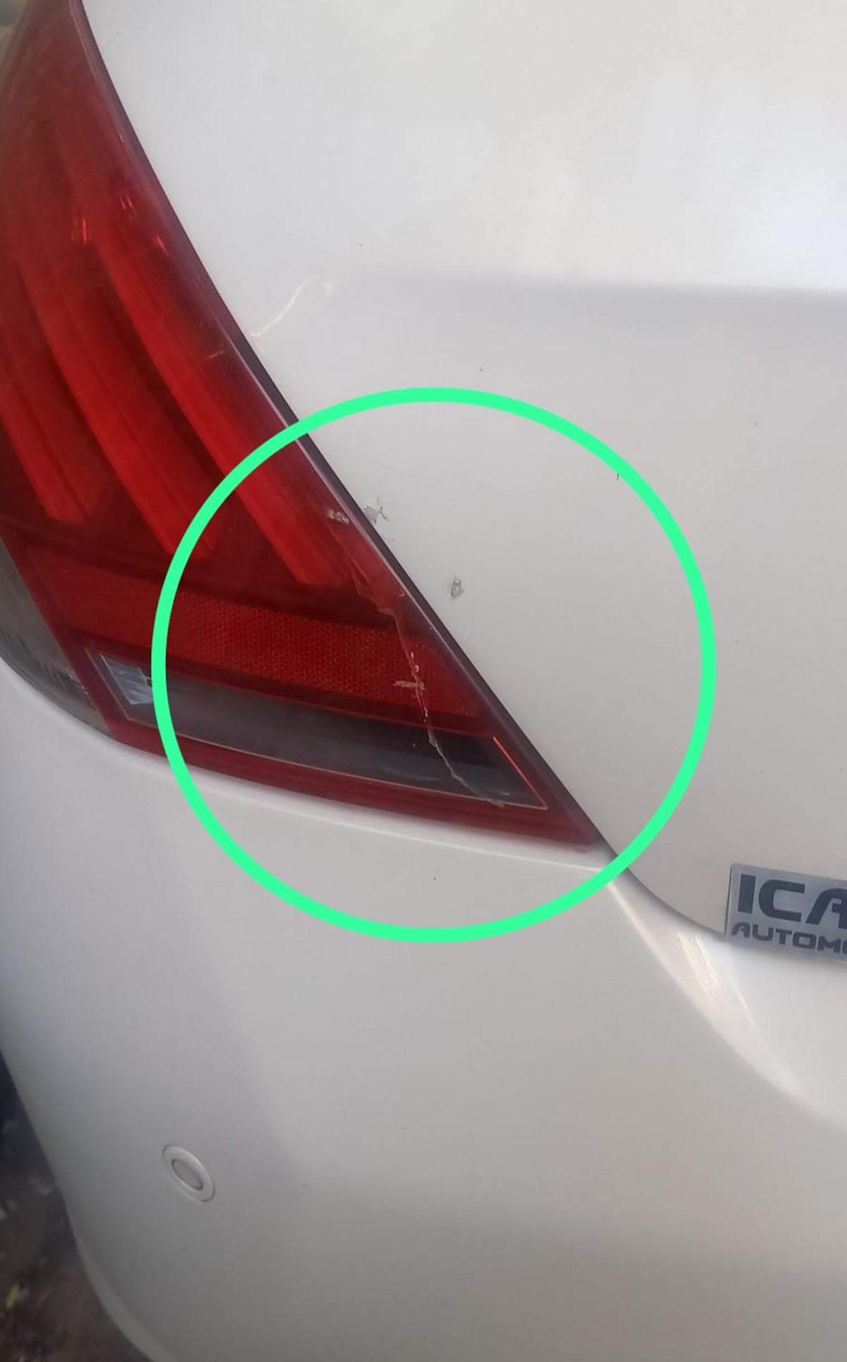 Piedras y daños a autos. (Policía)