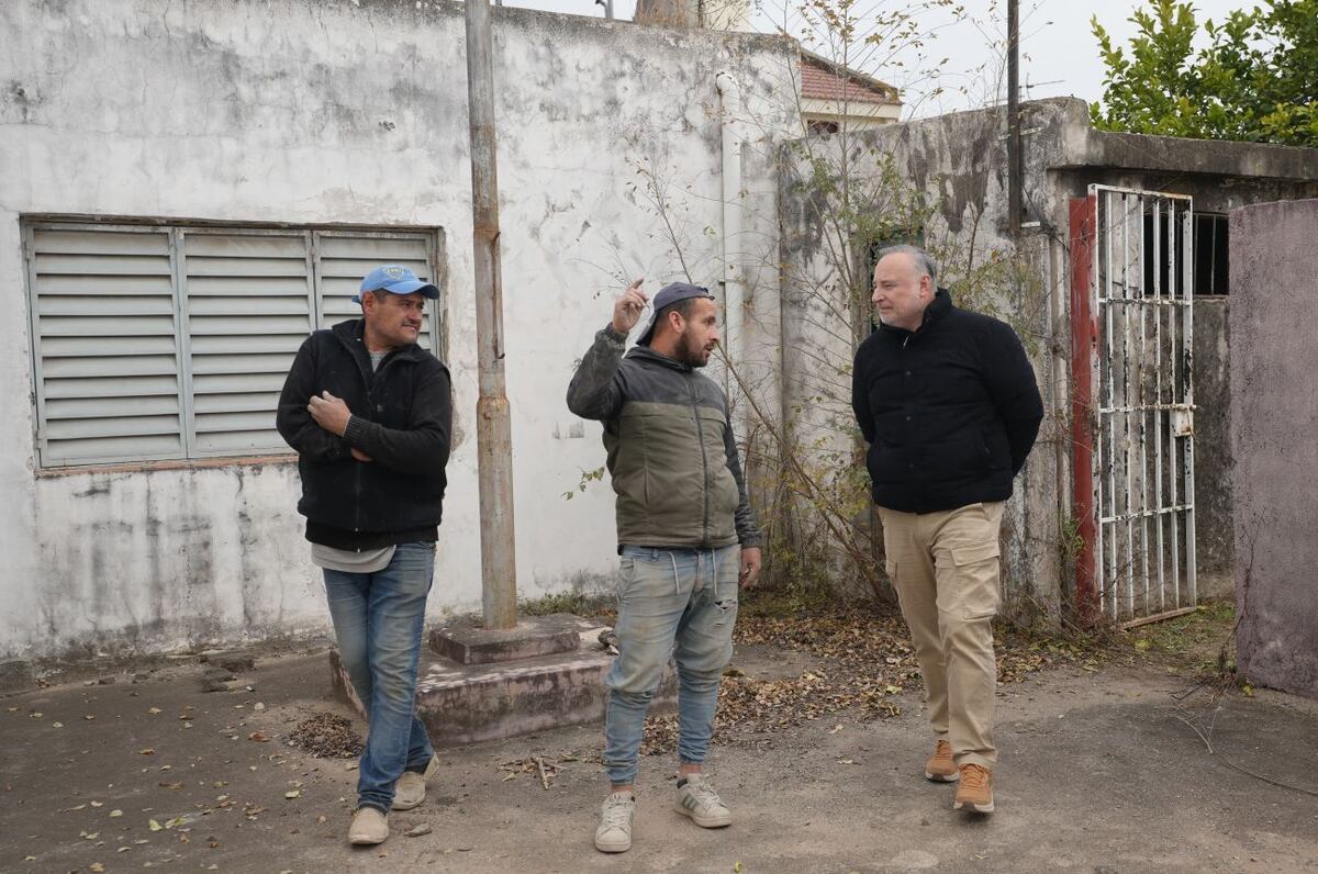 El intendente Eduardo Accastello durante su recorrida por las obras en el ex Gurisito en barrio Santa Ana, que se transformará en un Centro de Atención Ambulatoria de la Salud y Consumos Problemáticos.