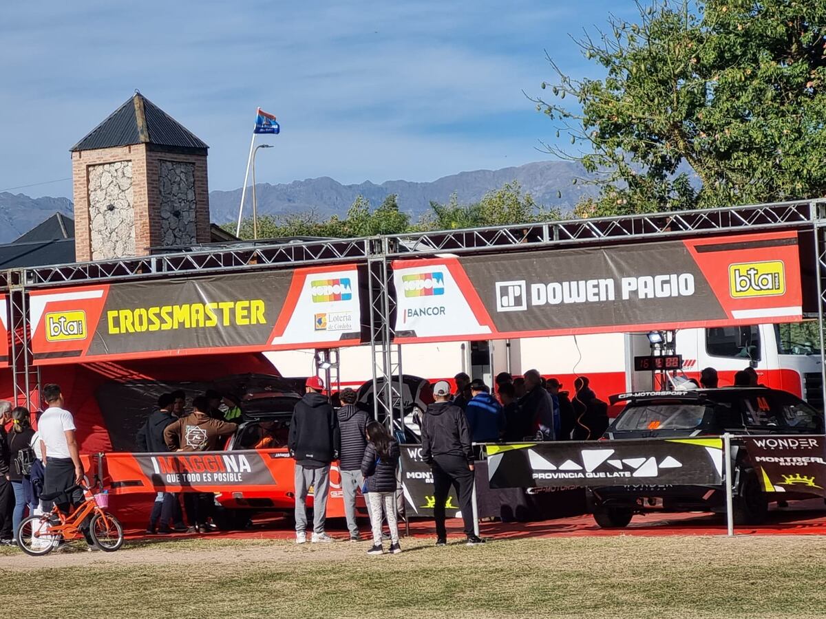 Rally en Villa Dolores. Parque de asistencia antes de la largada (La Voz)