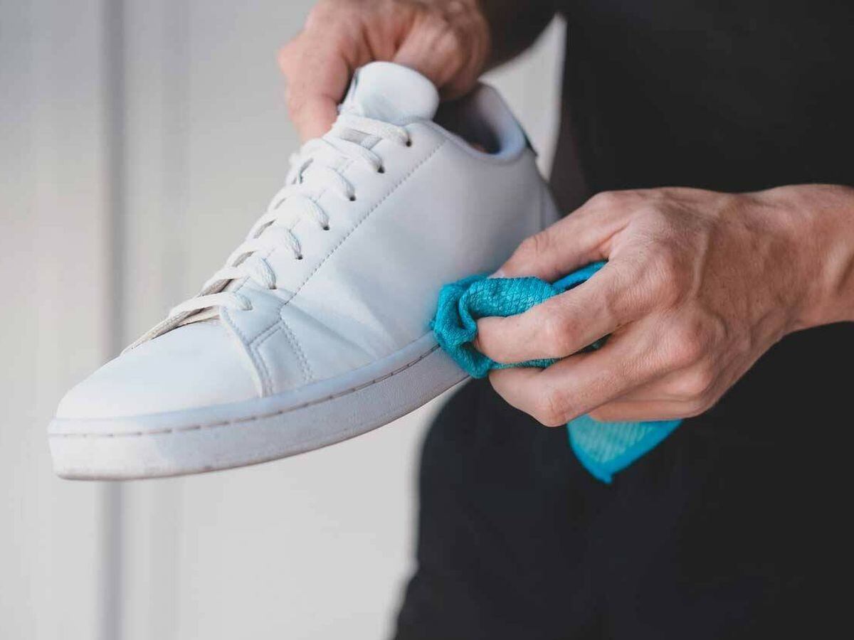 Zapatillas blancas impecables: el truco con pasta dental que las deja como nuevas en minutos.
