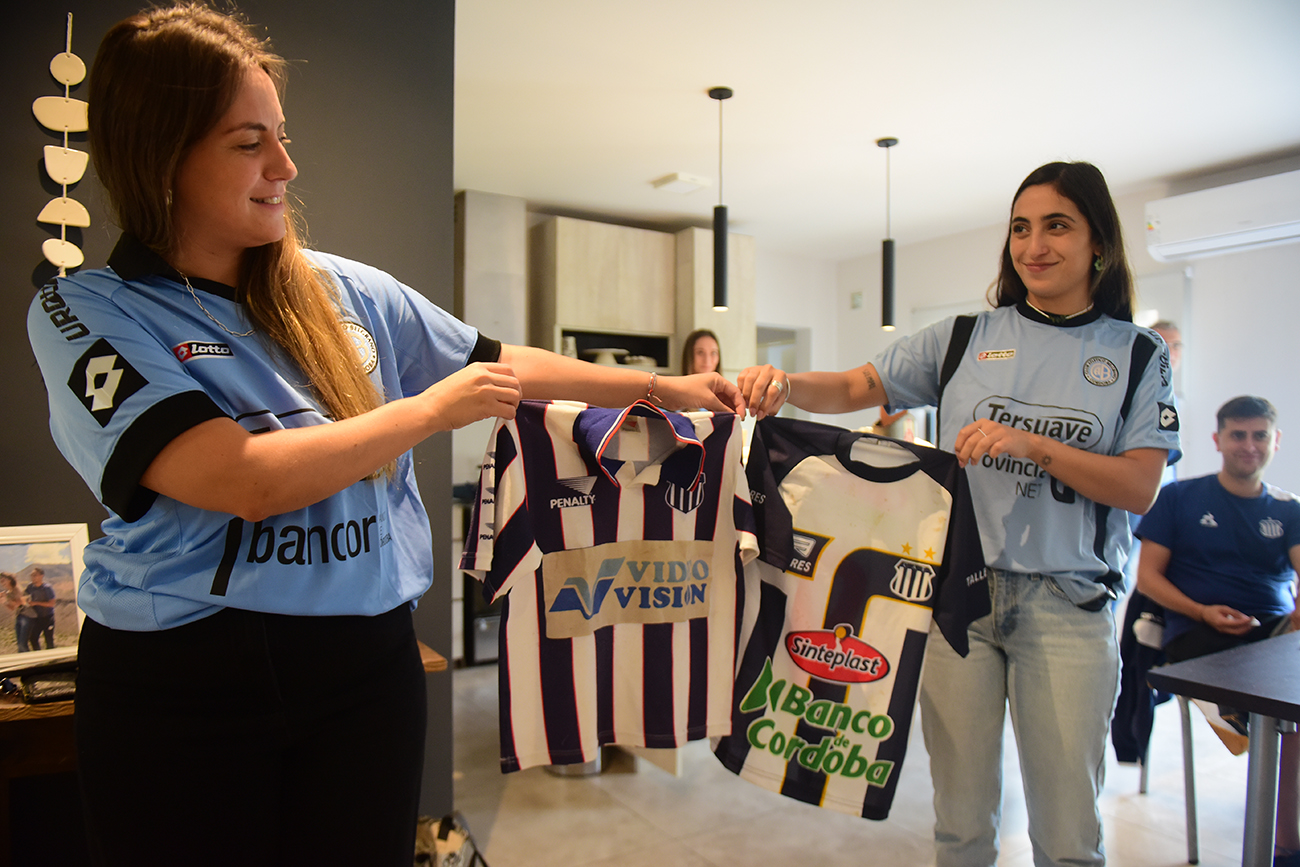 Una familia especial en la previa del clásico Belgrano-Talleres. Adriana Dal Porto, de la T, y Gustavo Peralta, de la B. Y sus hijas Florencia (32), Candelaria (31), Rocío (30), Sol (26). (José Gabriel Hernández / La Voz)