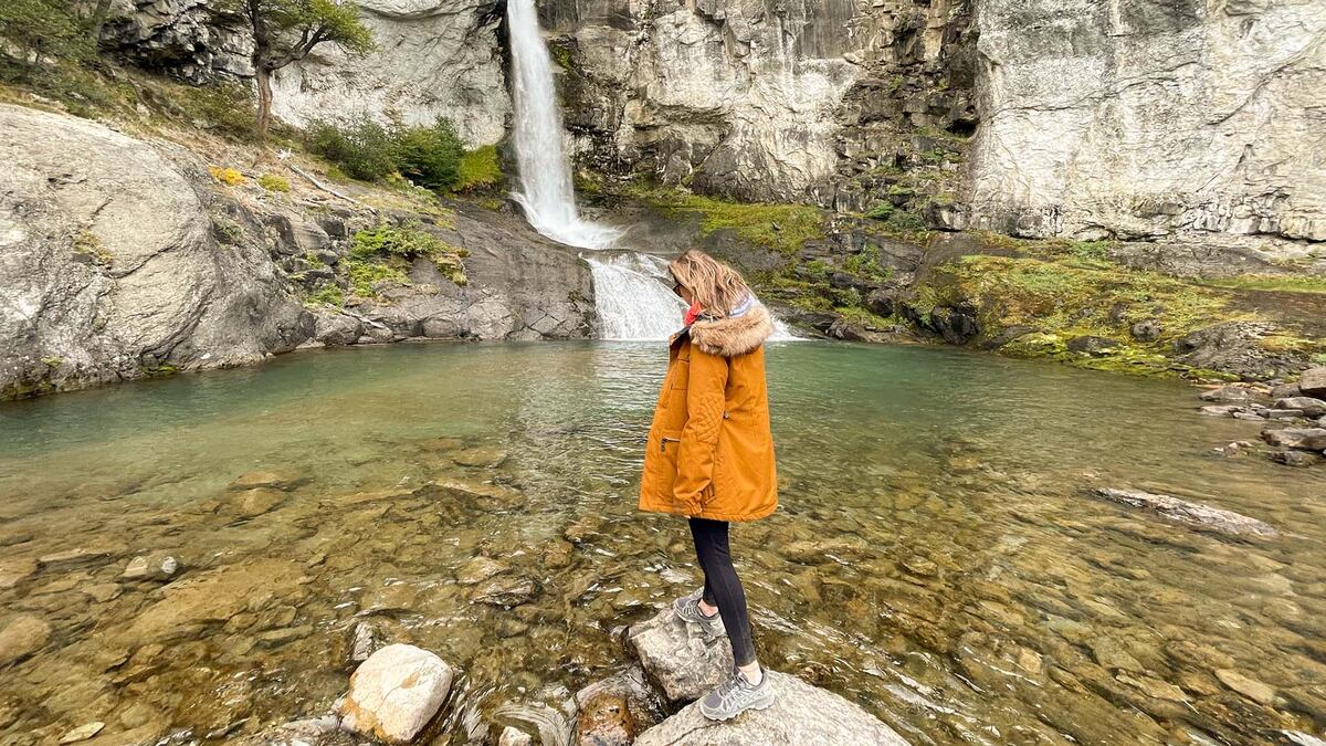 Agustina López realiza trekking en los alrededores de El Chaltén.