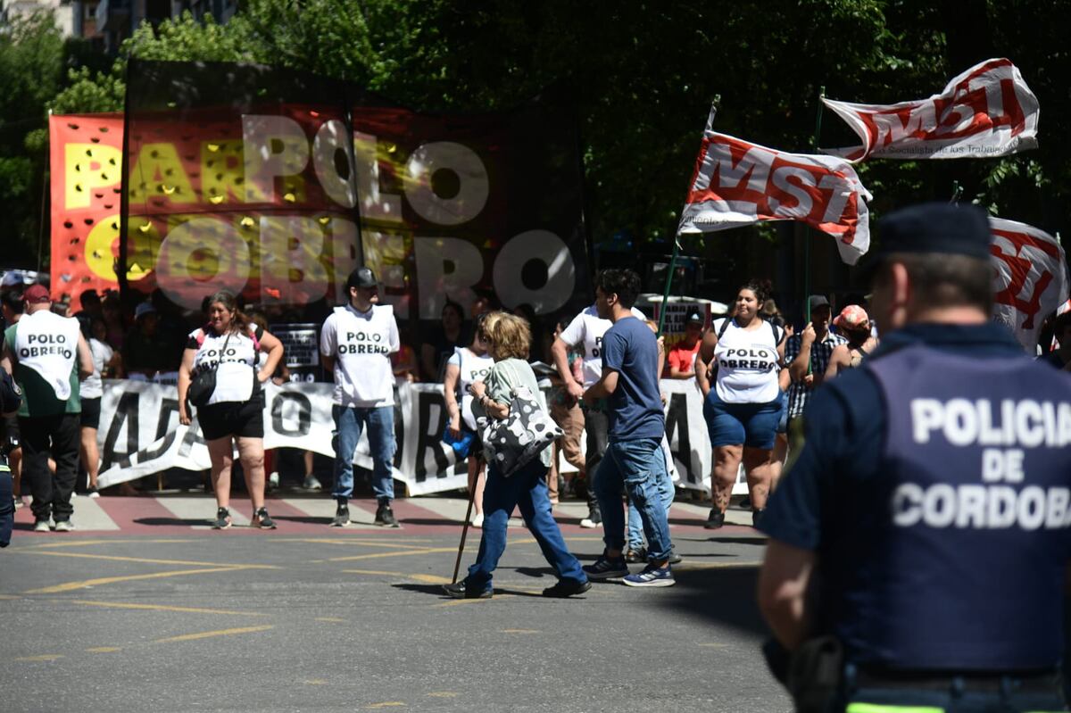 Córdoba. Marcha de estatales hacia la Unicameral. (Ramiro Pereyra / La Voz)