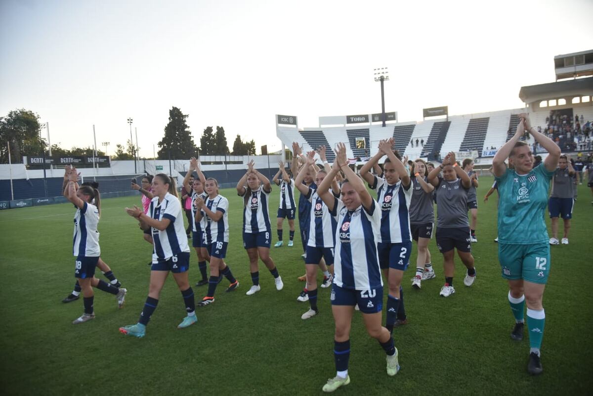 El equipo femenino de Talleres se coronó campeón luego de empatar 0-0 con Defensores de Belgrano en el partido de vuelta de la final por el ascenso a la A de la AFA. (Facundo Luque / La Voz)